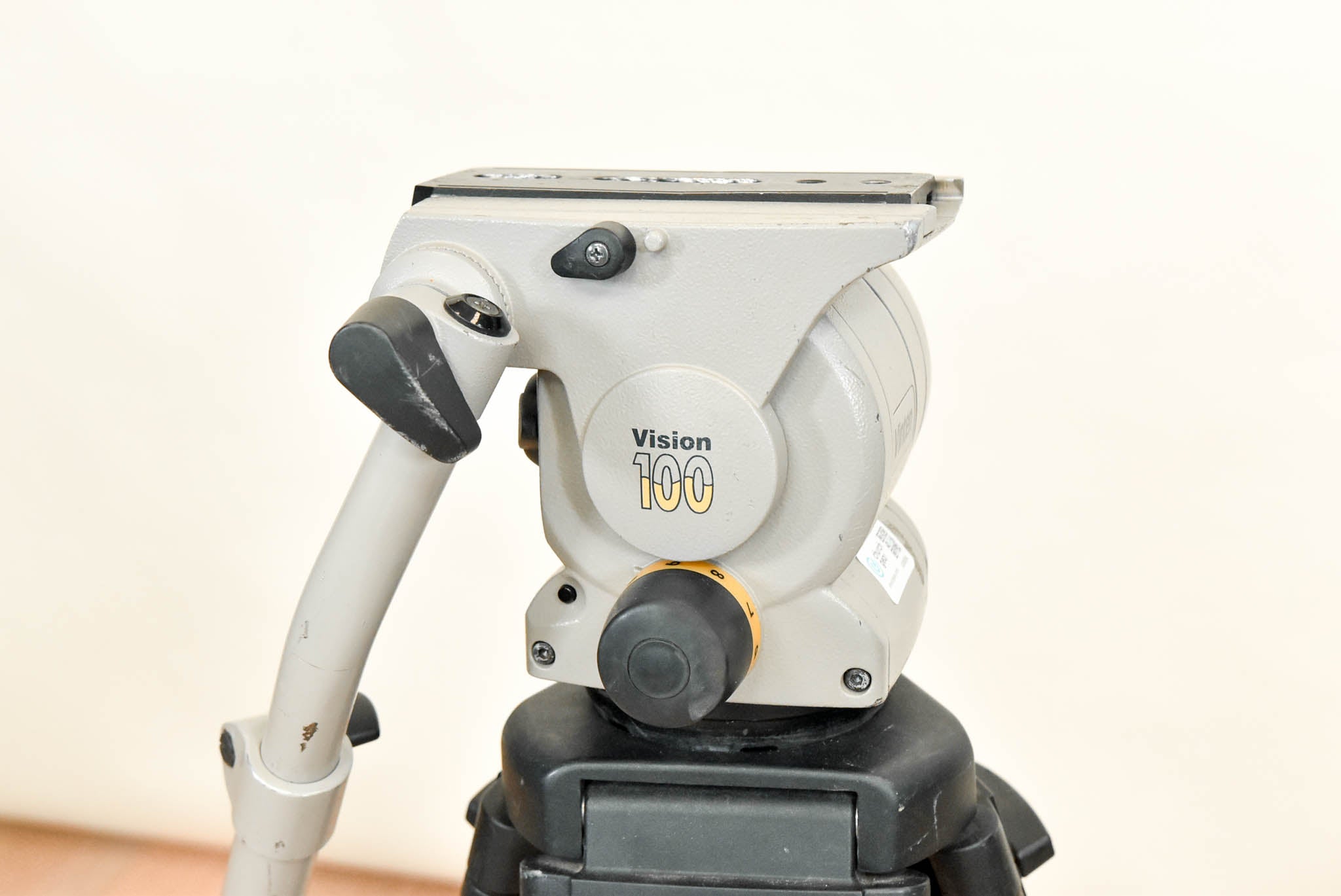 Vinten Vision 100 Fluid Head with Aluminum Tripod