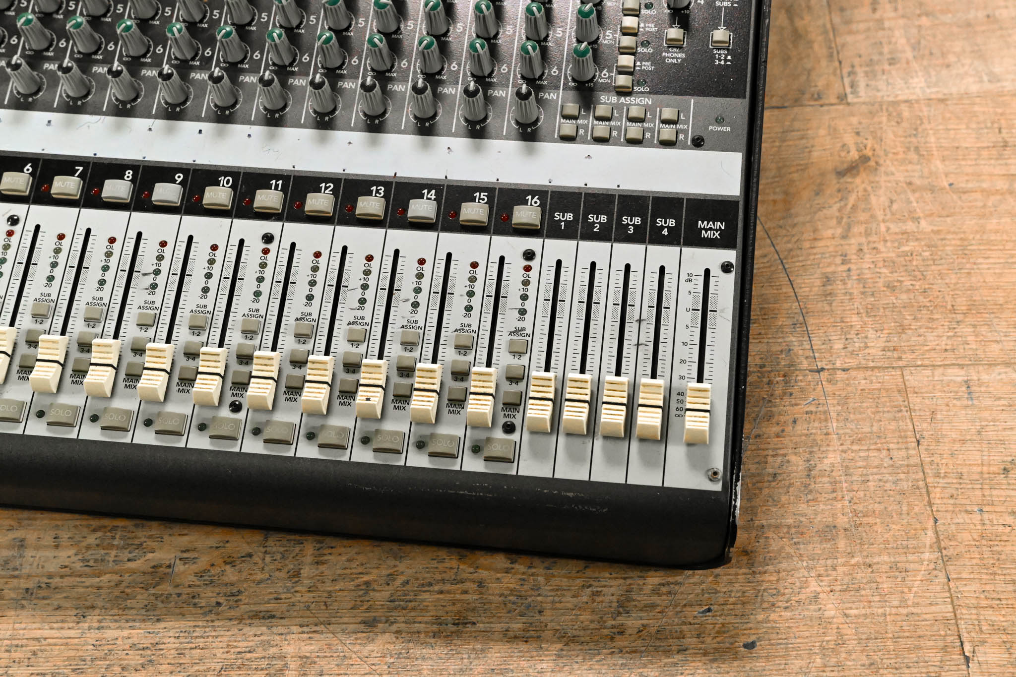 Mackie Onyx 1640 16-Channel 4-Bus Analog Mixer