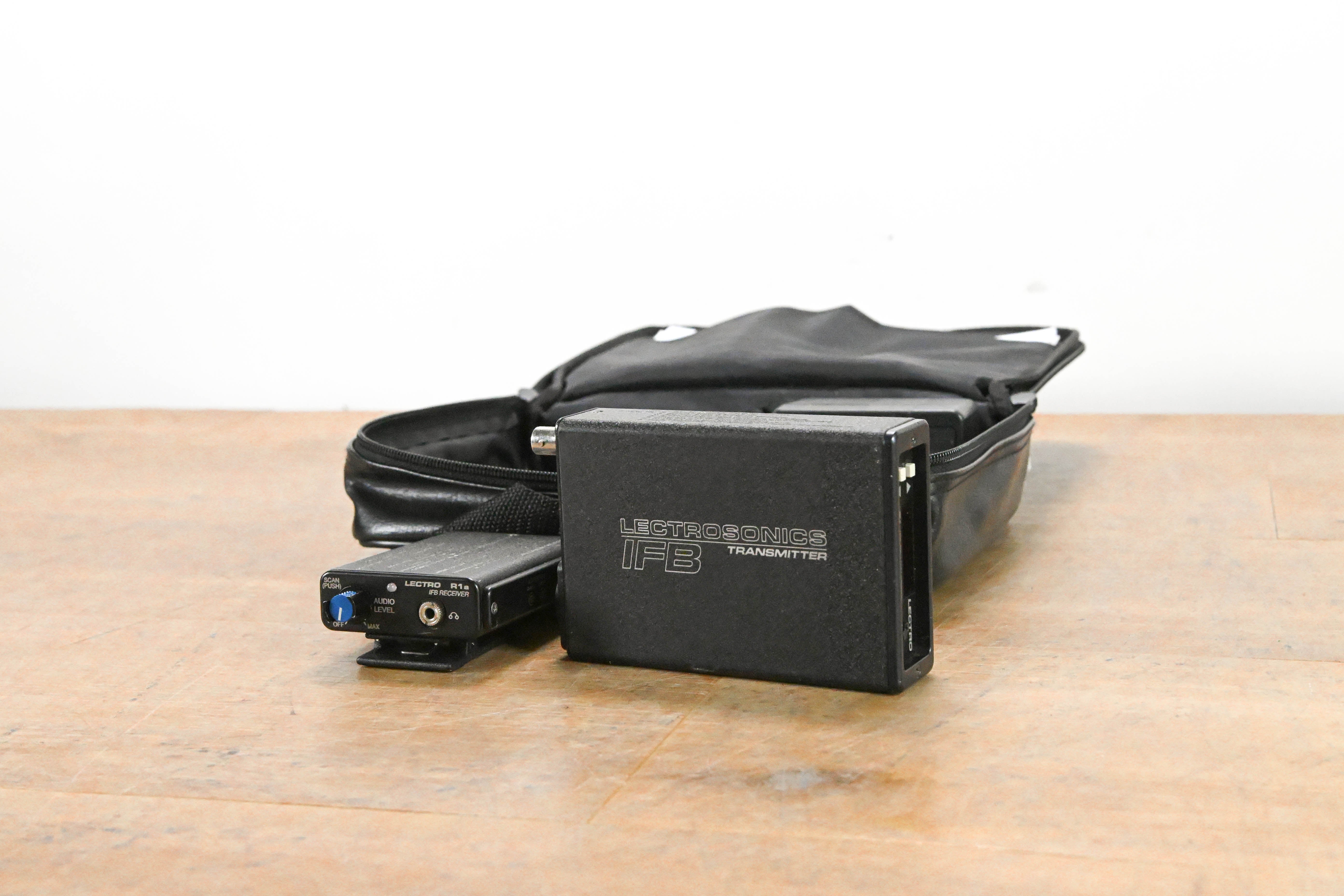 Lectrosonics T1 IFB Transmitter & R1a Receiver Block 21 w/ Case