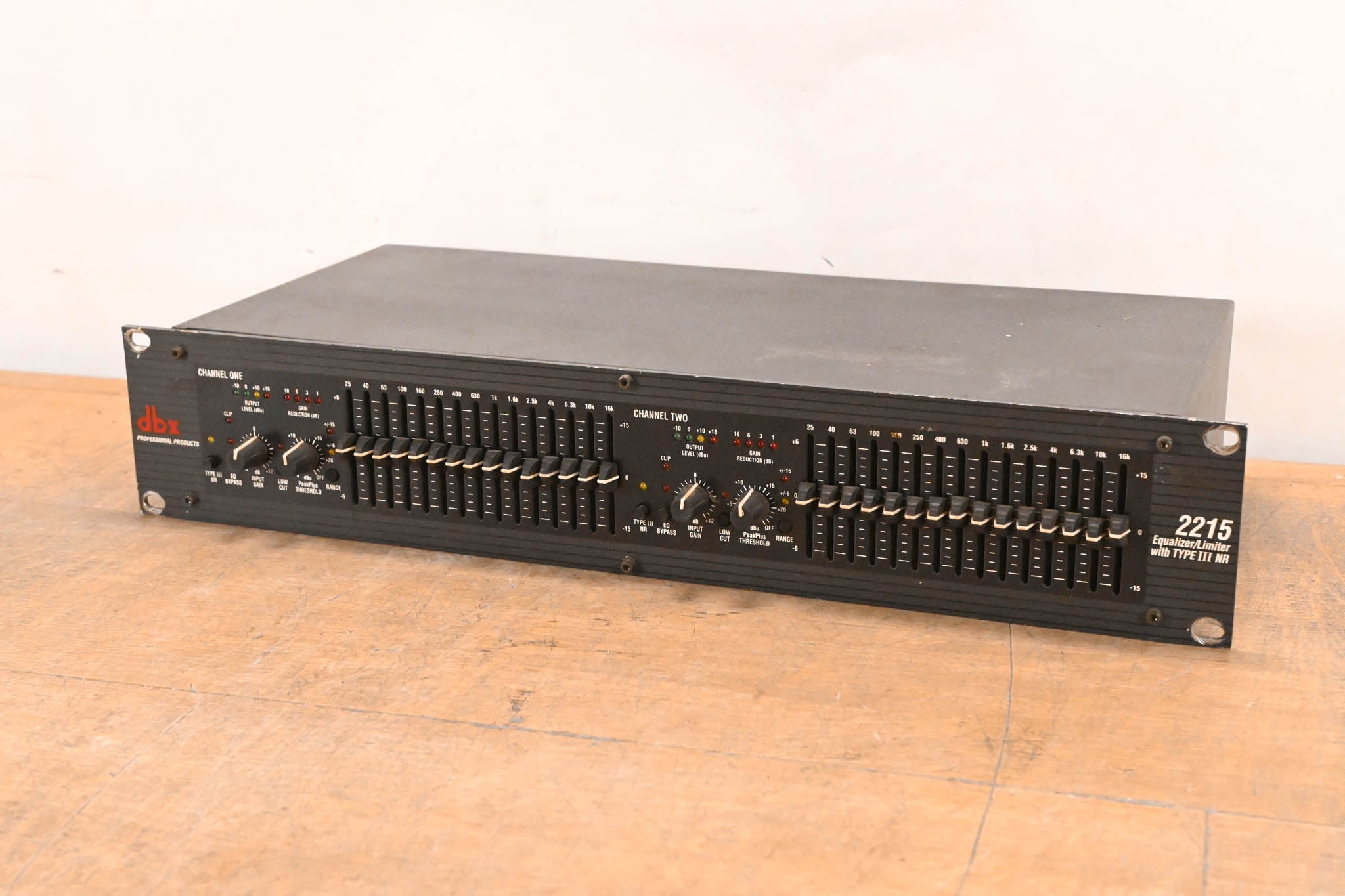 dbx 2215 Dual-Channel 15-Band Graphic Equalizer/Limiter w/ Type III NR
