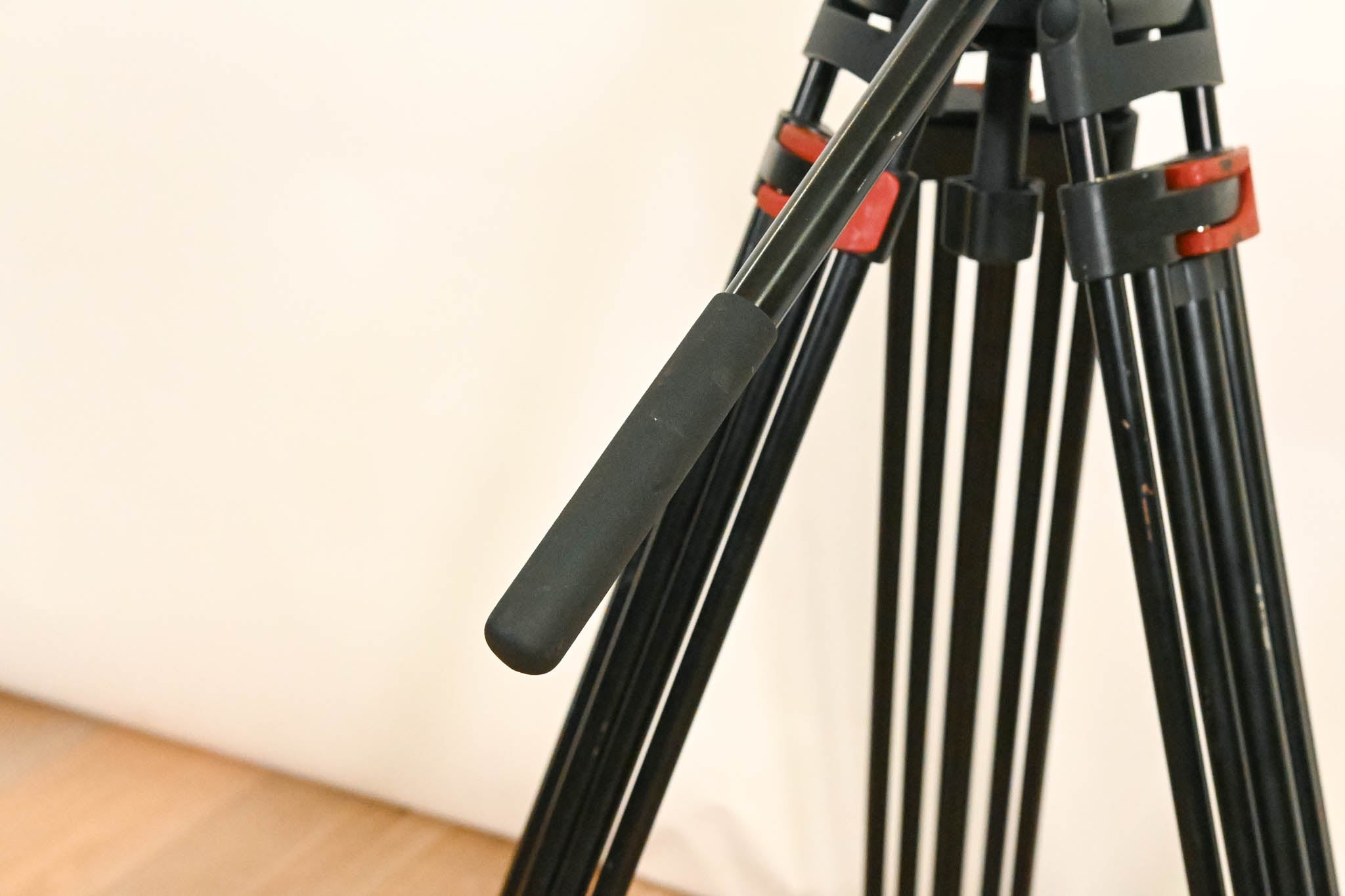 Neewer TP37 74" Video Tripod with Fluid Head