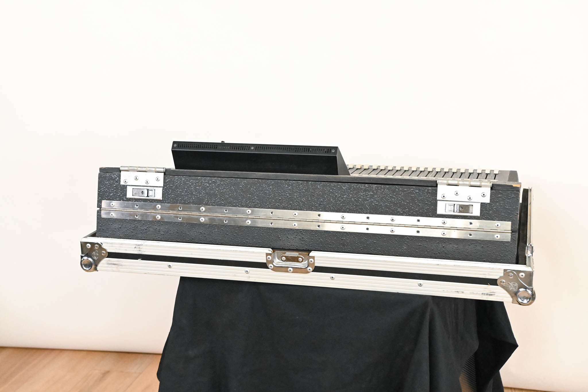 Yamaha LS9-32 32-Channel Digital Mixing Console with Road Case