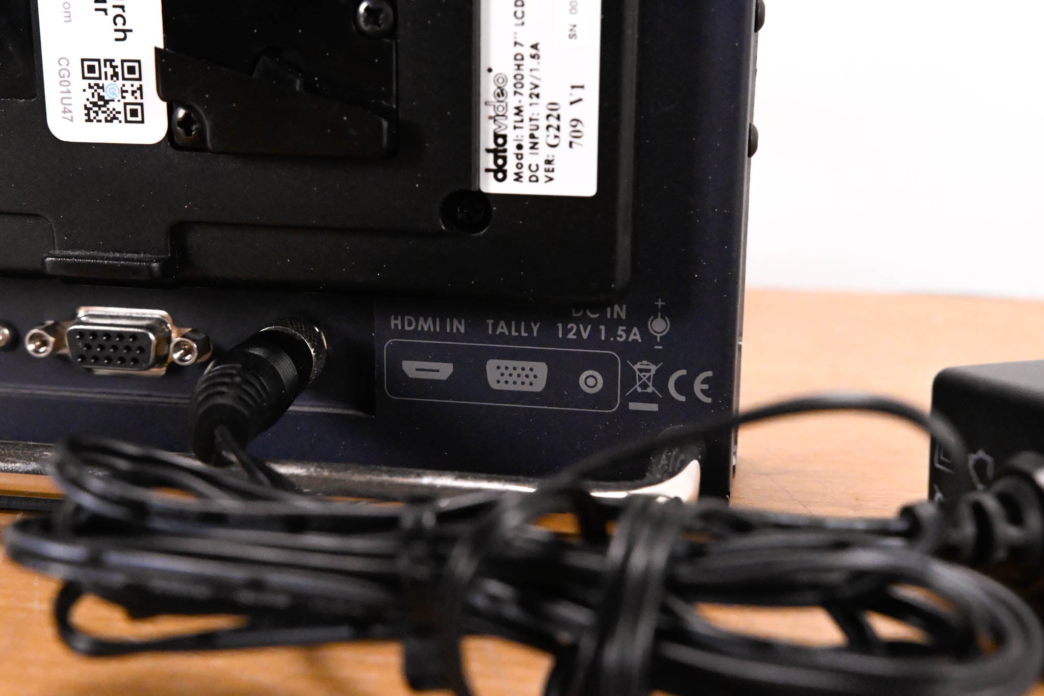 Datavideo TLM-700HD 7" HD/SD TFT LCD Monitor w/ V-Mount Battery Adapter