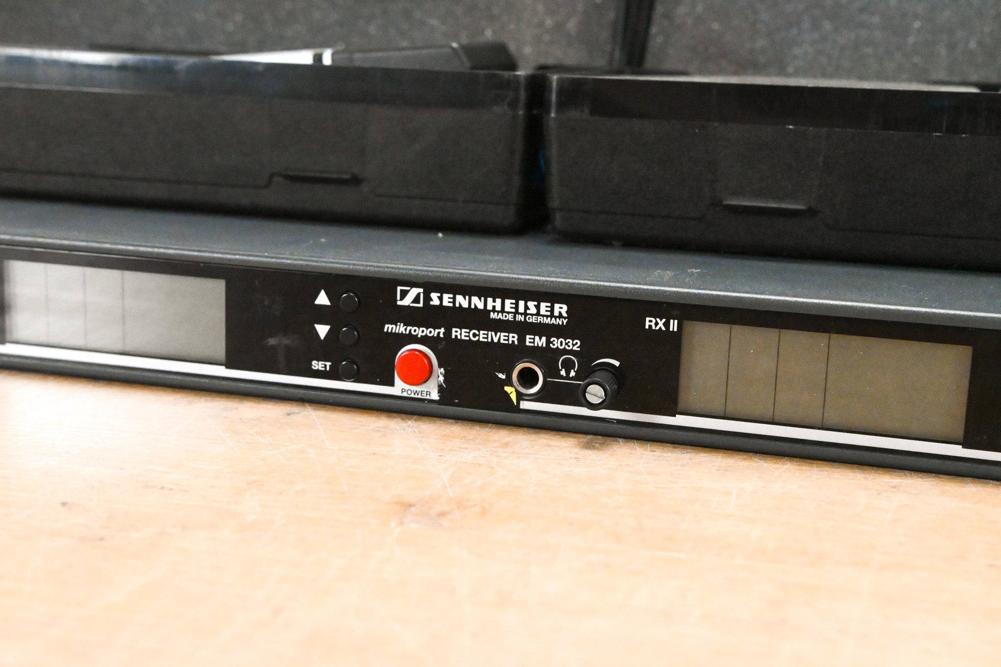 Sennheiser EM 3032-U Mikroport Receiver w/ SK250 Bodypacks 584-608 MHz