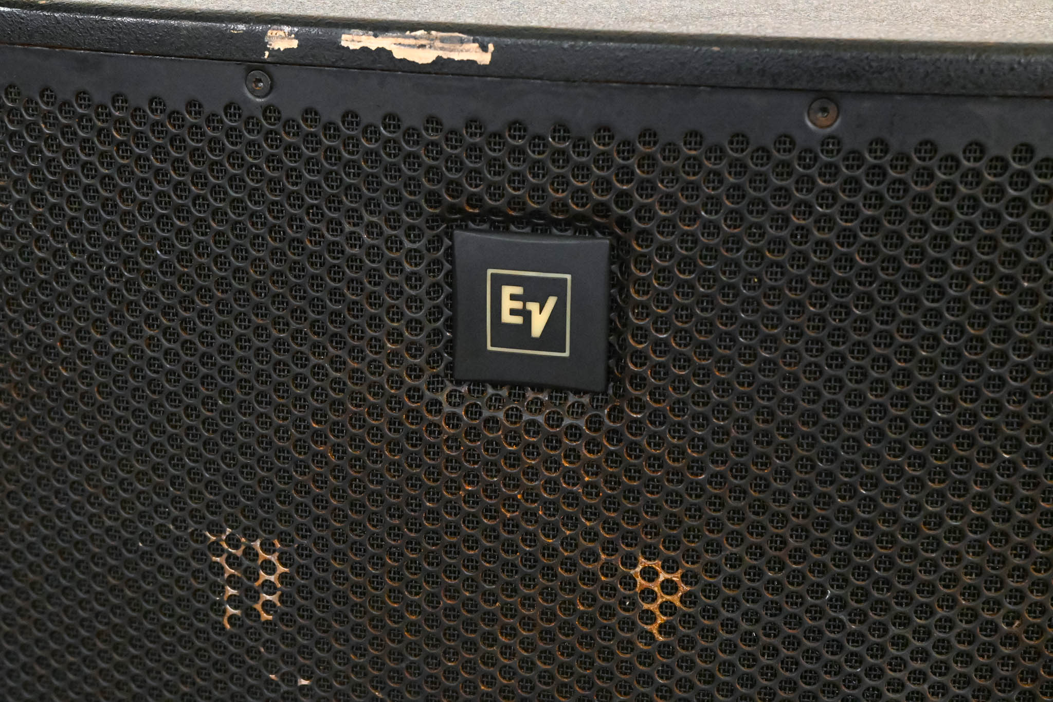 Electro-Voice (EV) ELX118P 700W 18" Powered Subwoofer