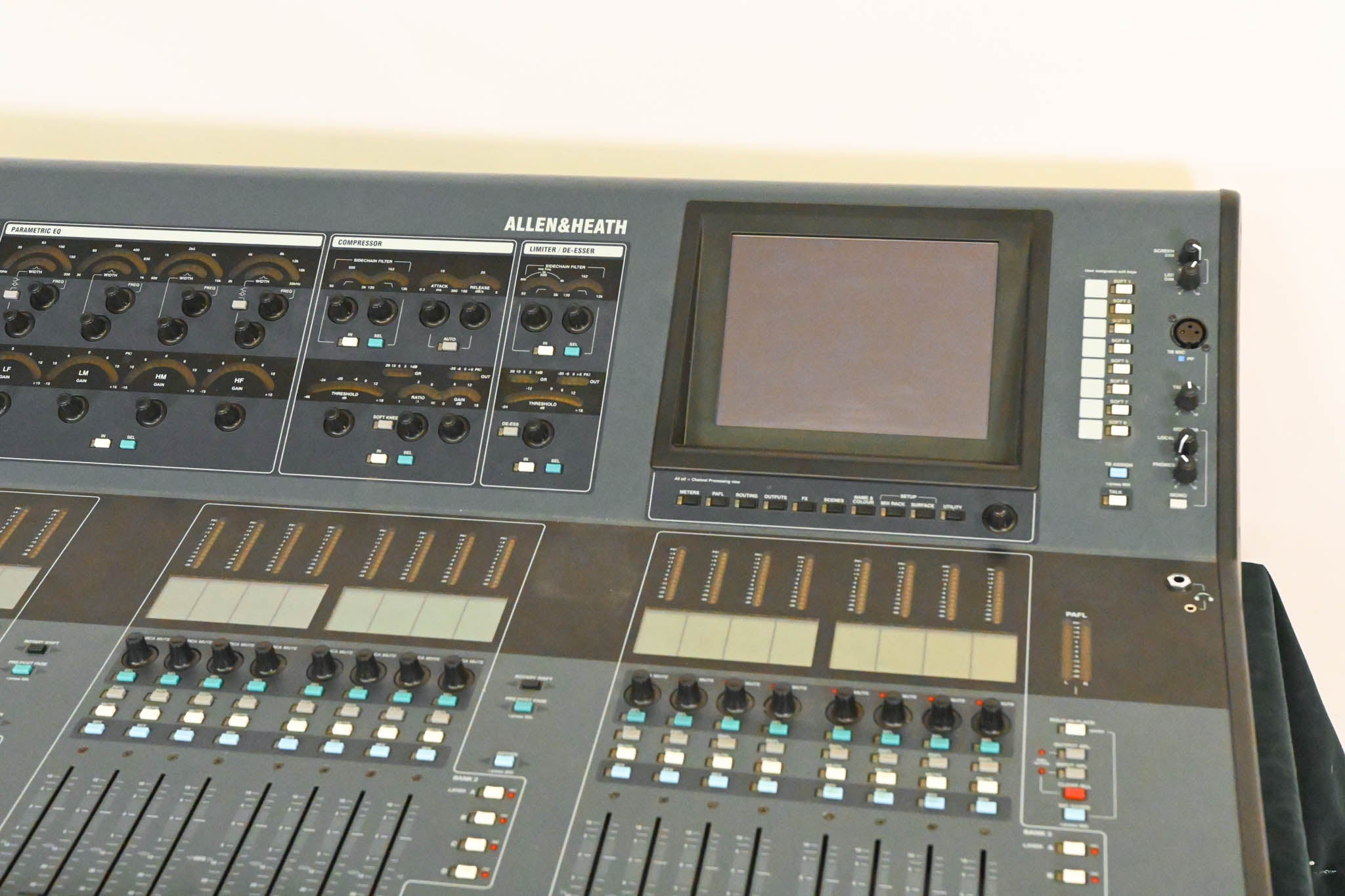 Allen & Heath iLive-T112 Mixing Surface with iDR-48 Fixed Format MixRack