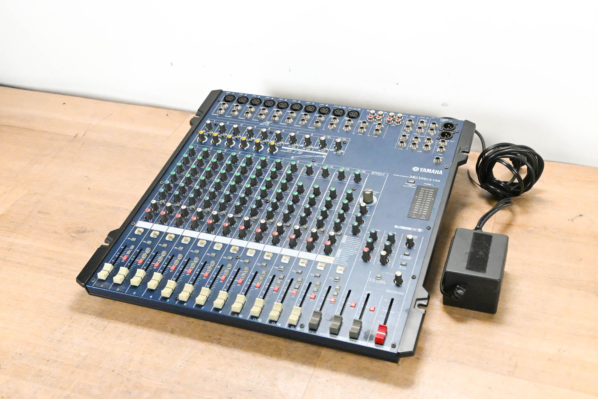 Yamaha MG166CX-USB 16-Channel 4-Bus Rack-Mountable Mixer with USB