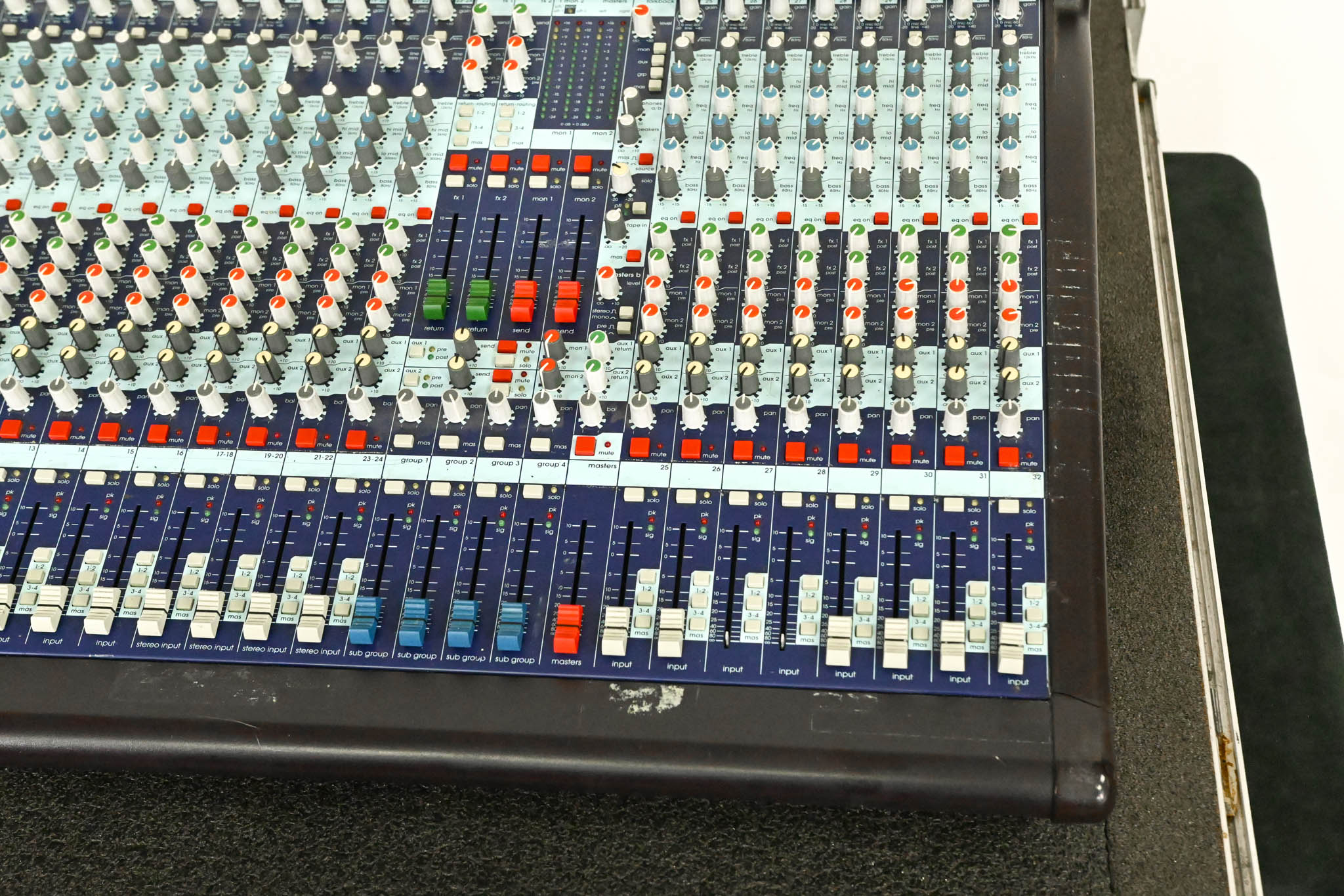 Midas Venice 320 32-Channel Analog Mixing Console with Road Case