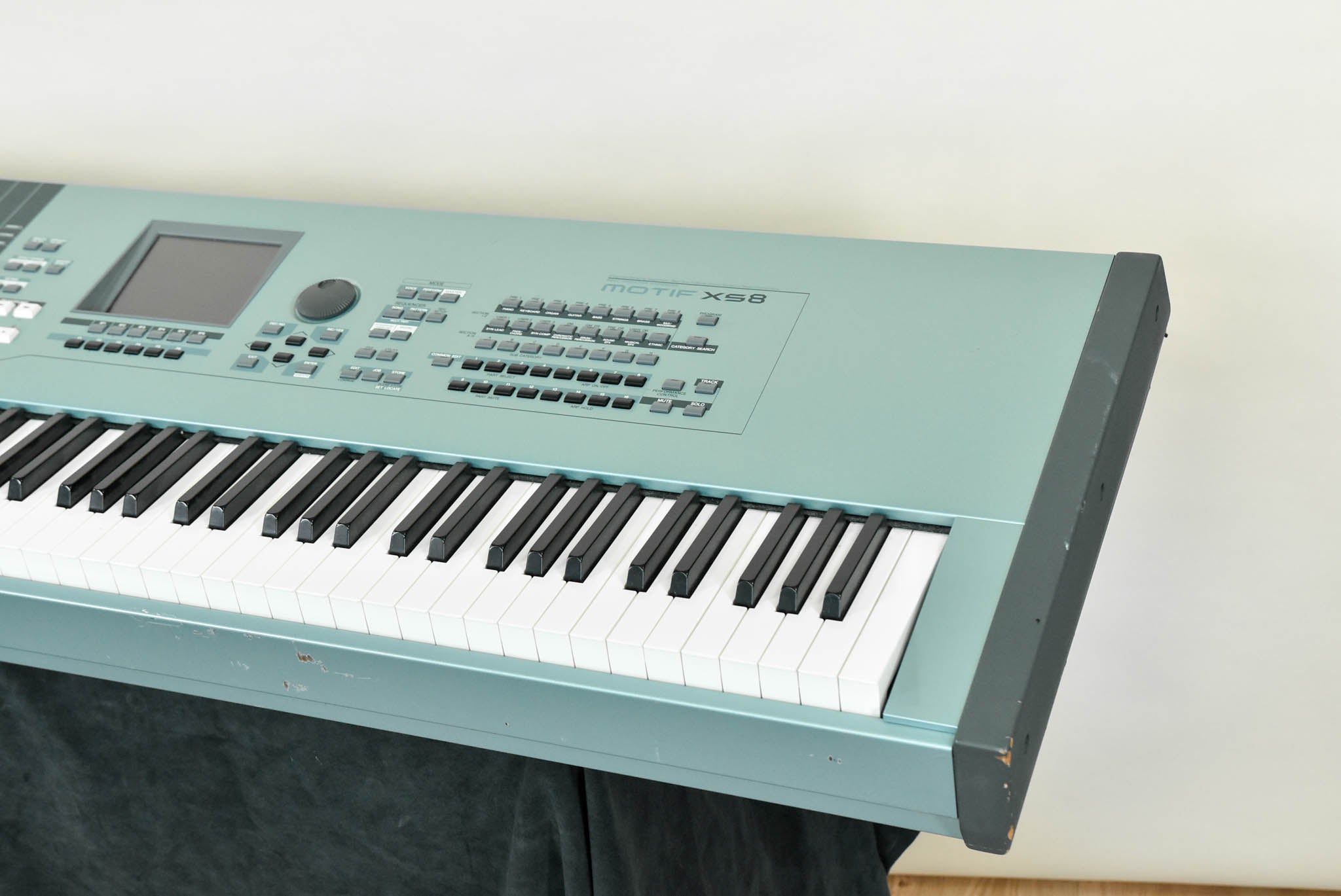 Yamaha Motif XS8 88-Key Synthesizer Keyboard Workstation