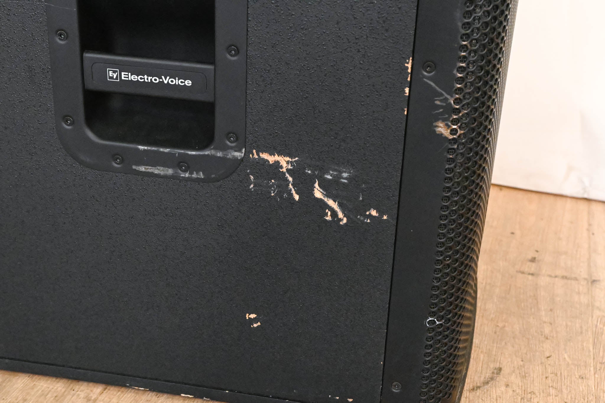 Electro-Voice (EV) ELX118P 700W 18" Powered Subwoofer