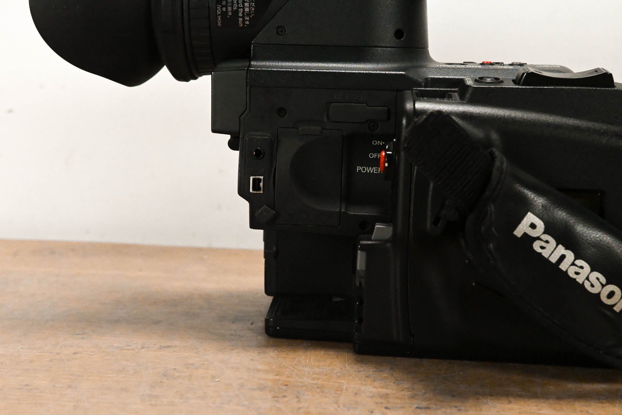 Panasonic AG-HVX200P 3-CCD P2/DVCPRO HD Format Camcorder