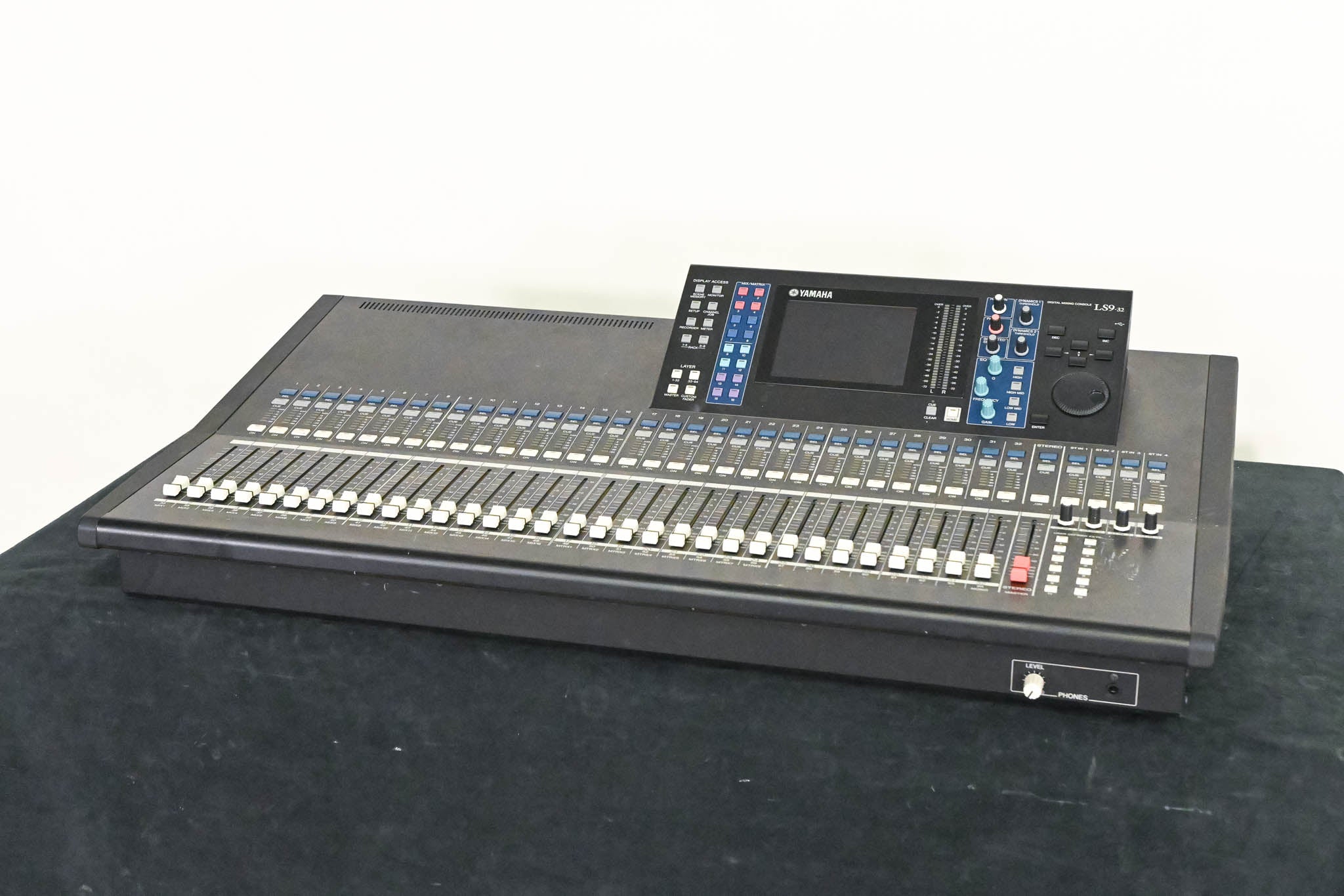 Yamaha LS9-32 32-Input Digital Mixing Console