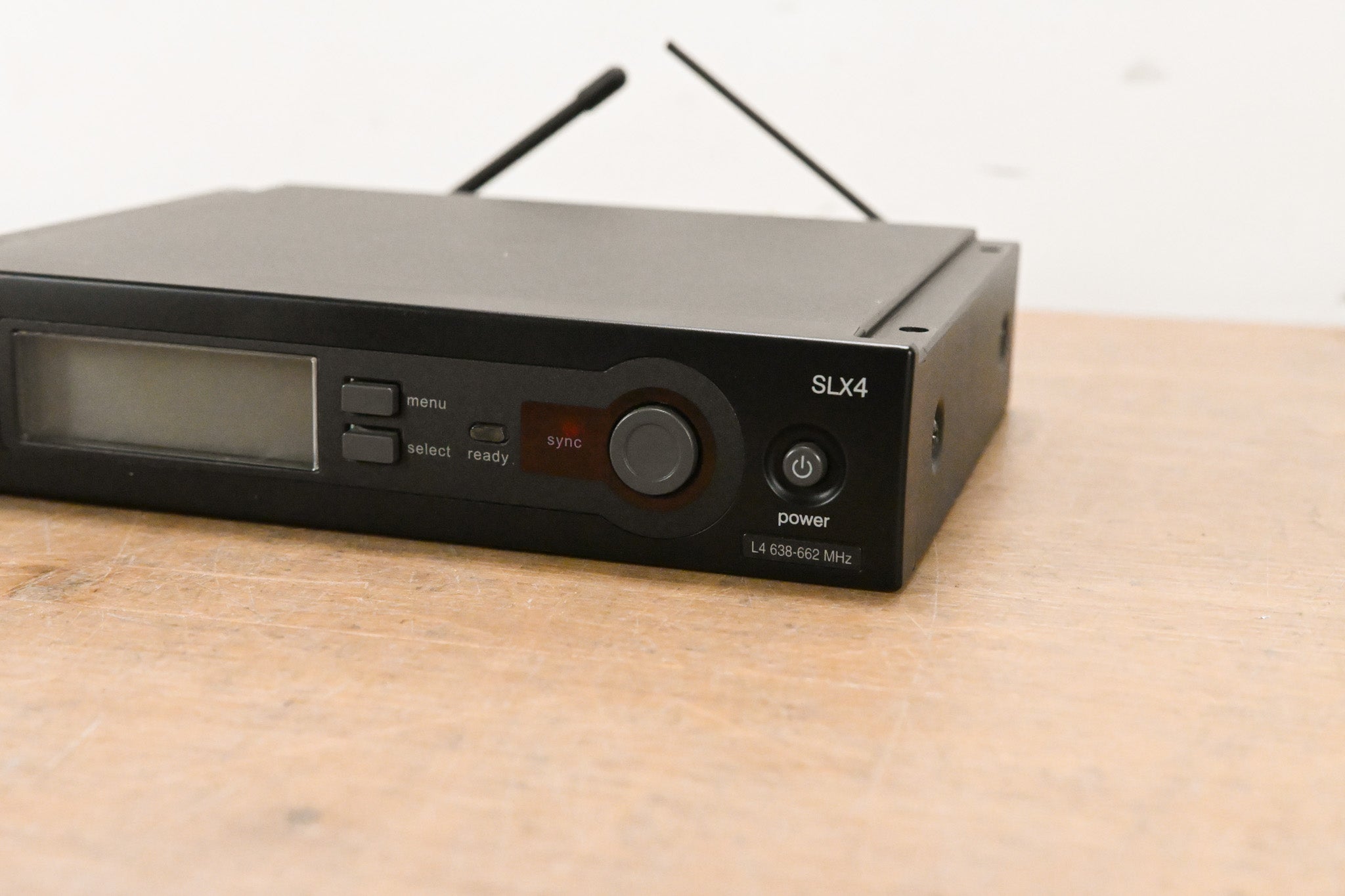 Shure SLX4 Wireless Receiver - L4 Band: 638-662 MHz (NO POWER SUPPLY)