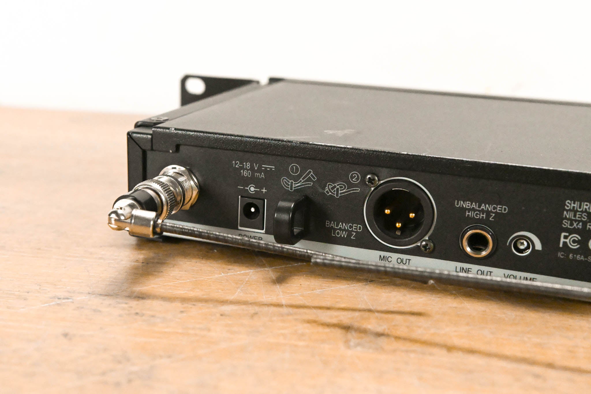 Shure SLX4 Wireless Receiver - J3 Band: 572-596 MHz (NO POWER SUPPLY)