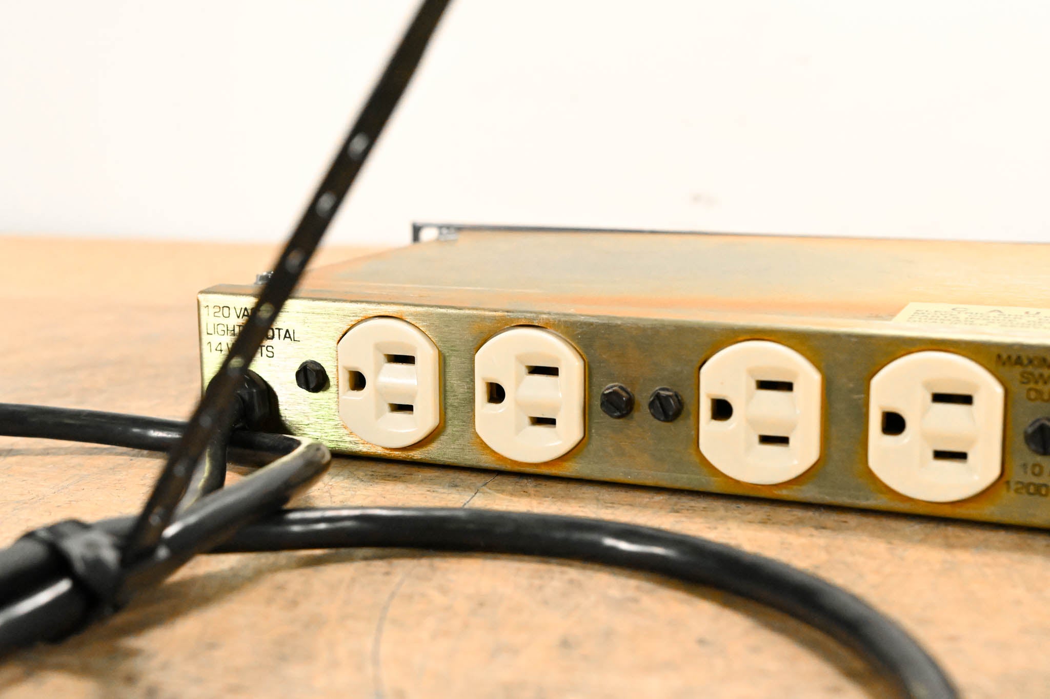 Furman PL-8 120V 15A Power Conditioner with Lights