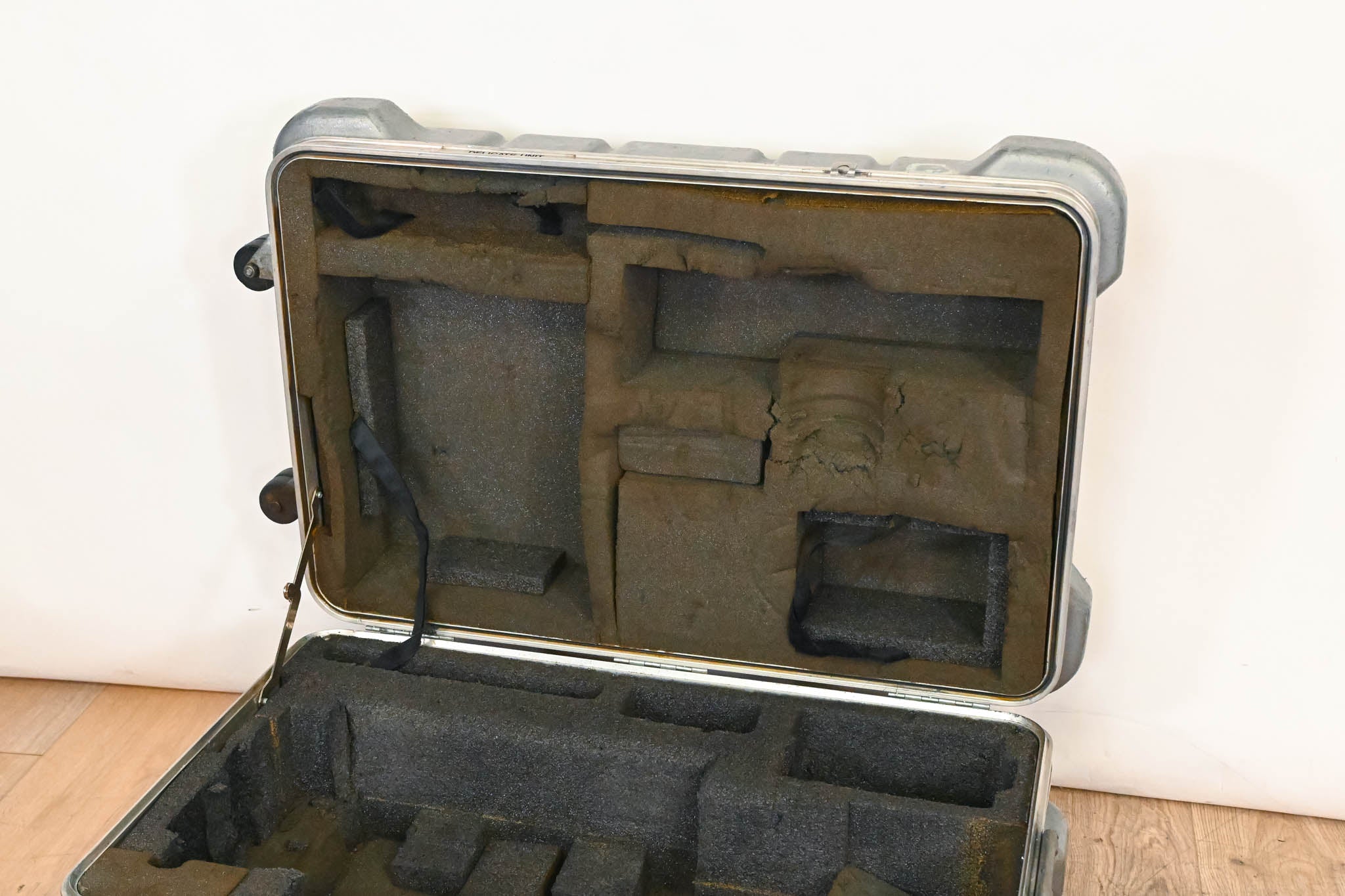 Thermodyne Shok-Stop SHAN-B700 Heavy Duty Rolling ATA Case