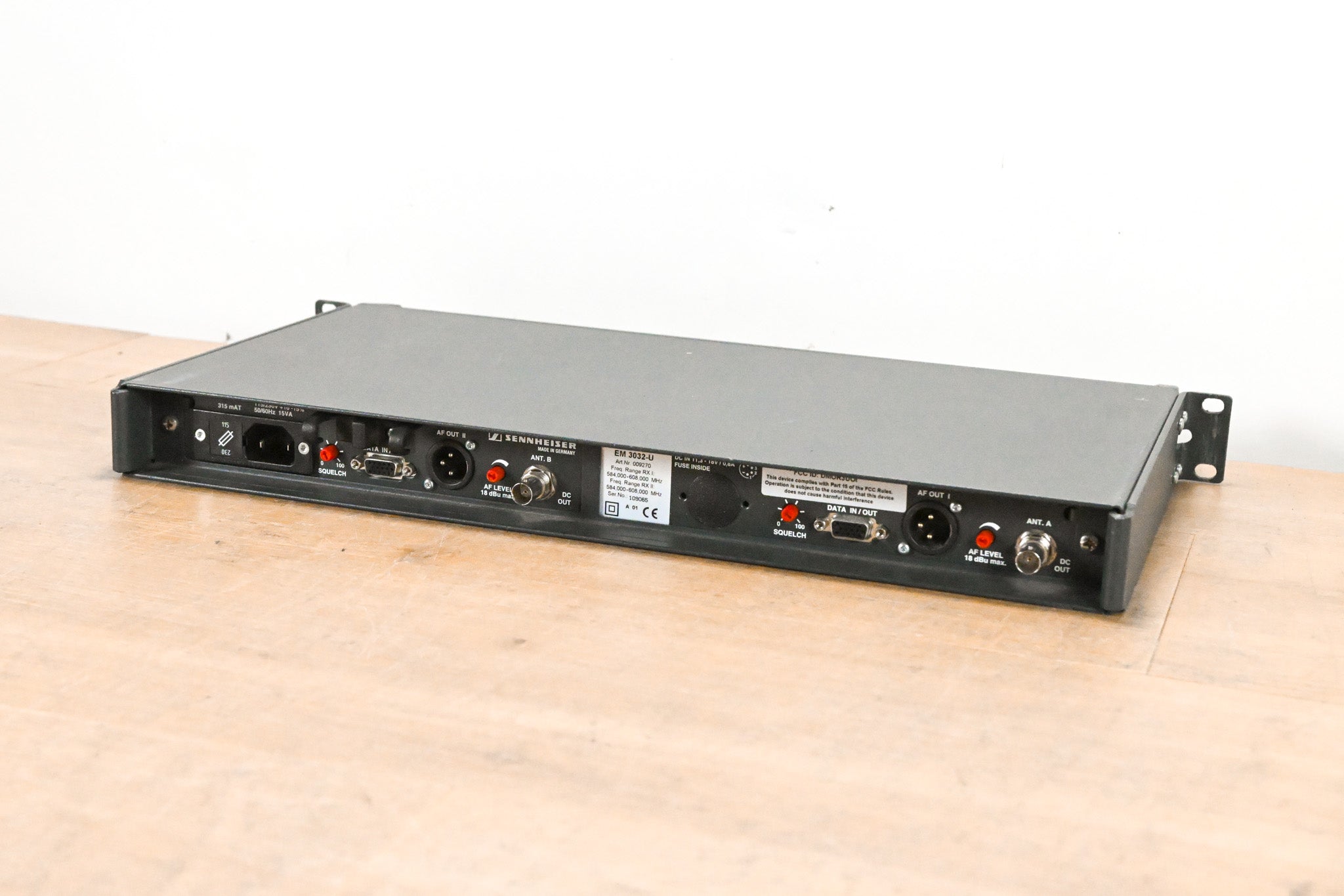 Sennheiser EM 3032-U Mikroport Receiver w/ SK250 Bodypacks 584-608 MHz