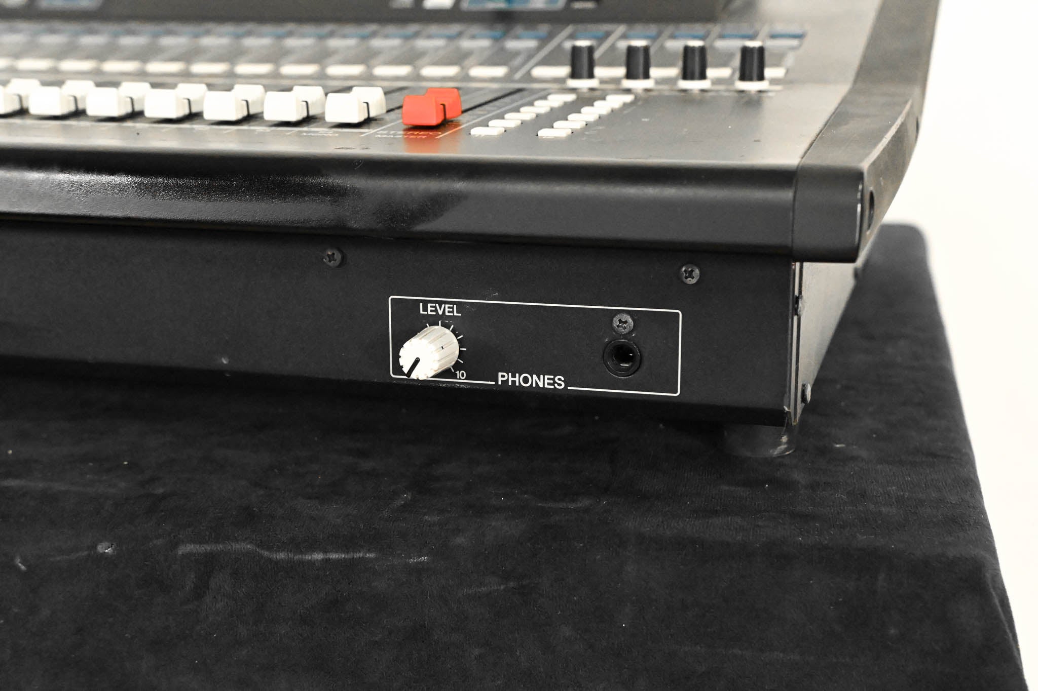 Yamaha LS9-32 32-Input Digital Mixing Console