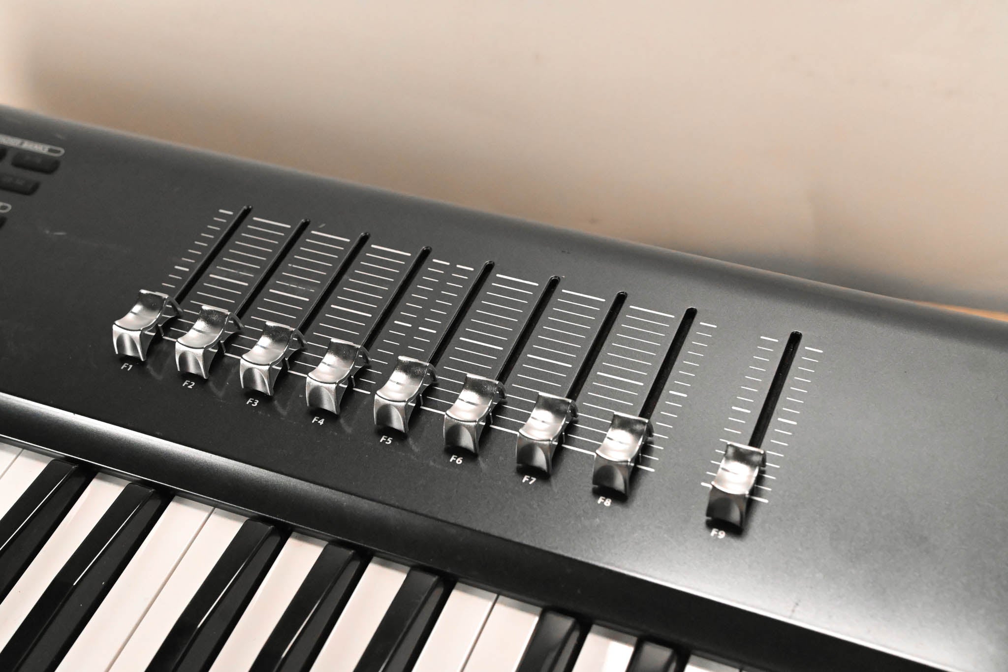 Behringer Motor 61 61-Key USB/MIDI Controller Keyboard (NO POWER SUPPLY)