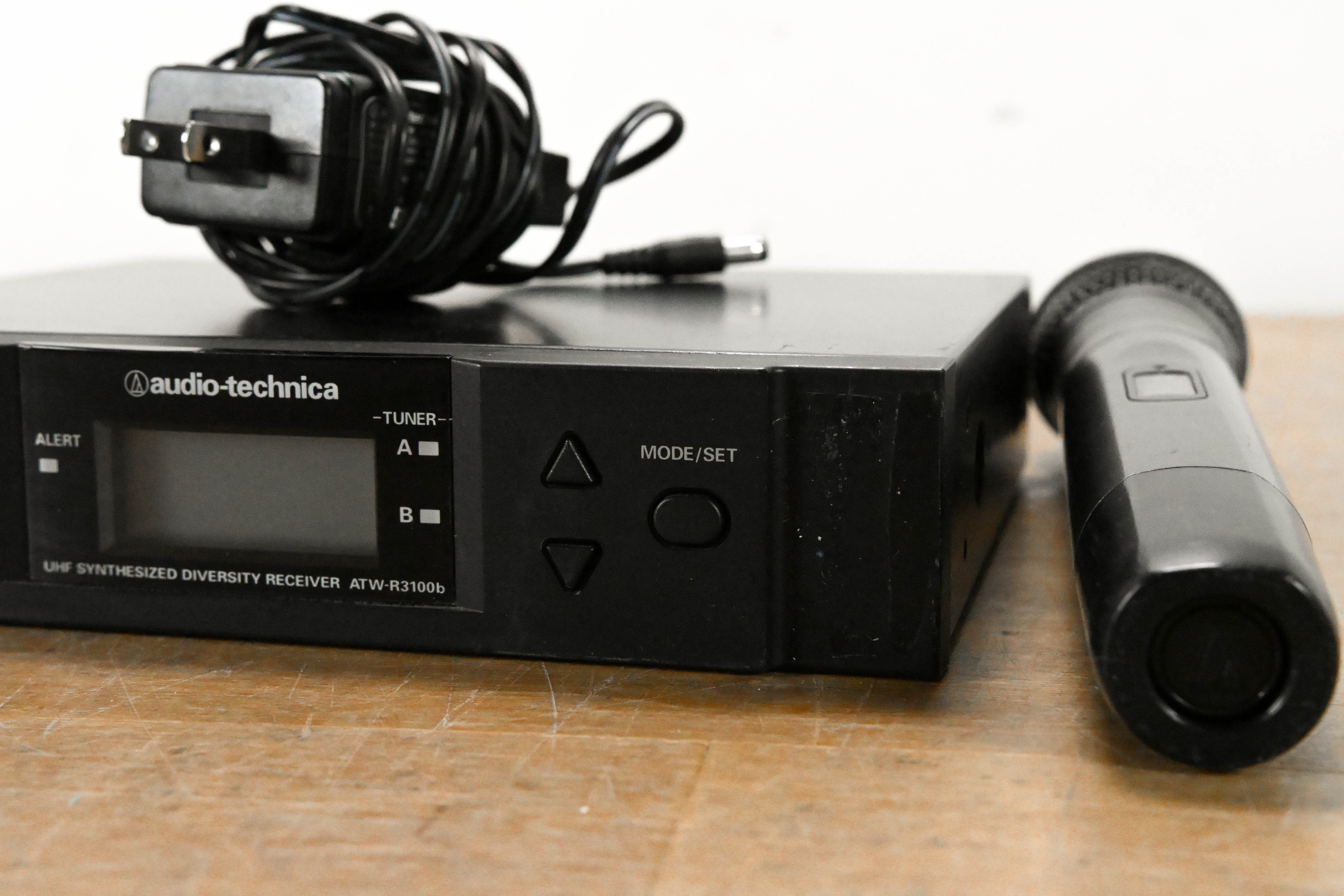 Audio-Technica ATW-R3100bC Receiver w/ ATW-T341bC Mic 541-566 MHz