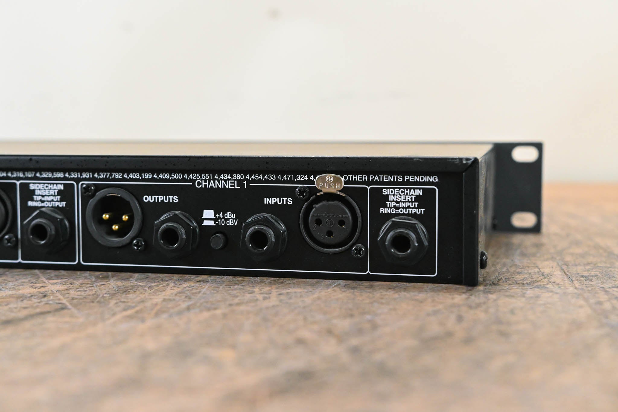 dbx 166XL 2-Channel Compressor/Limiter/Gate