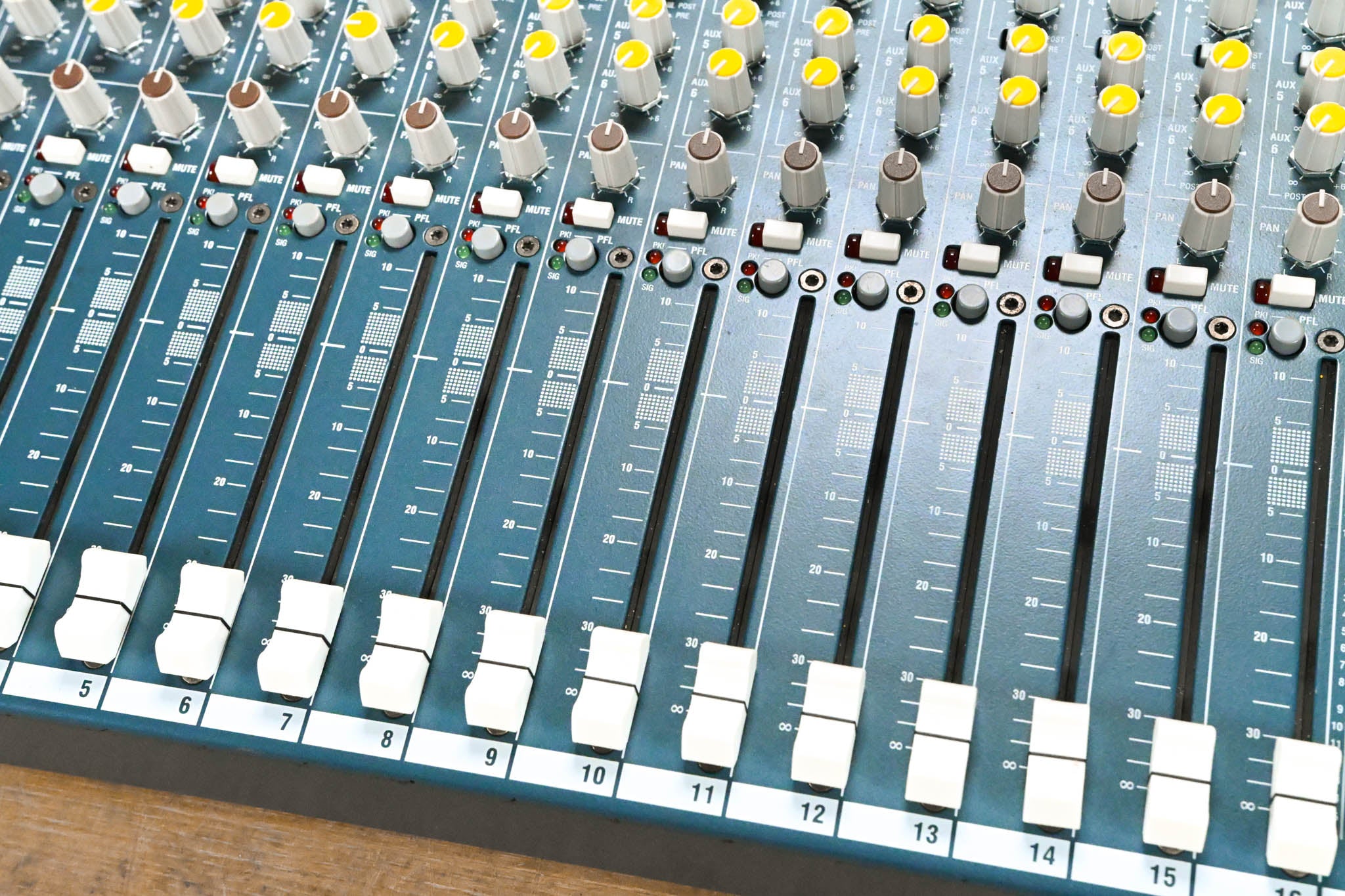 Allen & Heath MixWizard WZ3 16:2 16-Channel Analog Mixer