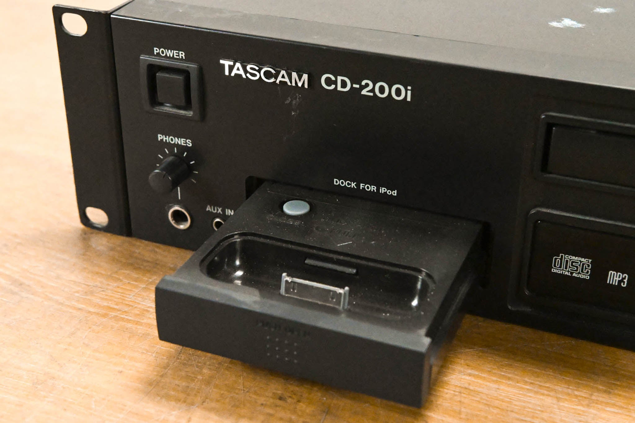 TASCAM CD-200i Rackmountable CD Player with iPod Dock