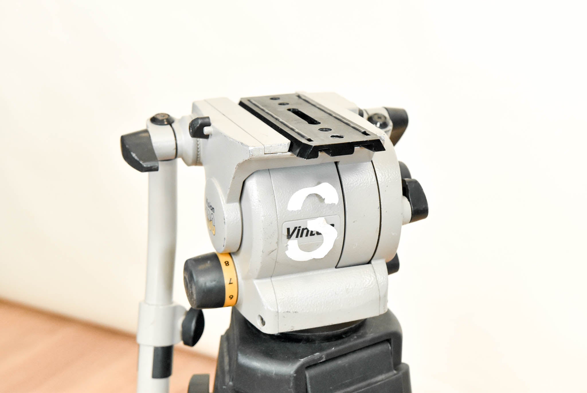 Vinten Vision 100 Fluid Head with Aluminum Tripod