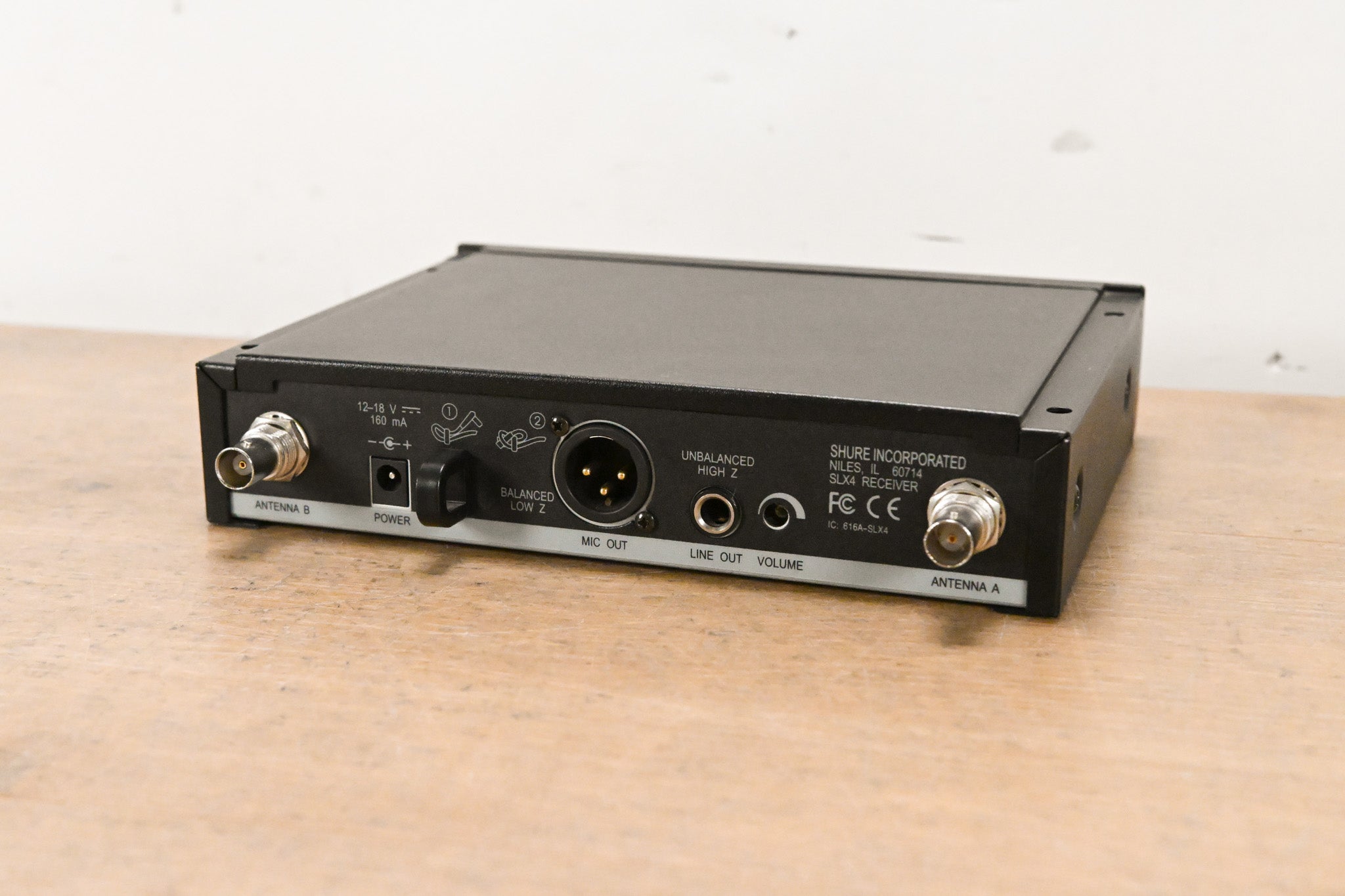 Shure SLX4 Wireless Receiver - L4 Band: 638-662 MHz (NO POWER SUPPLY)