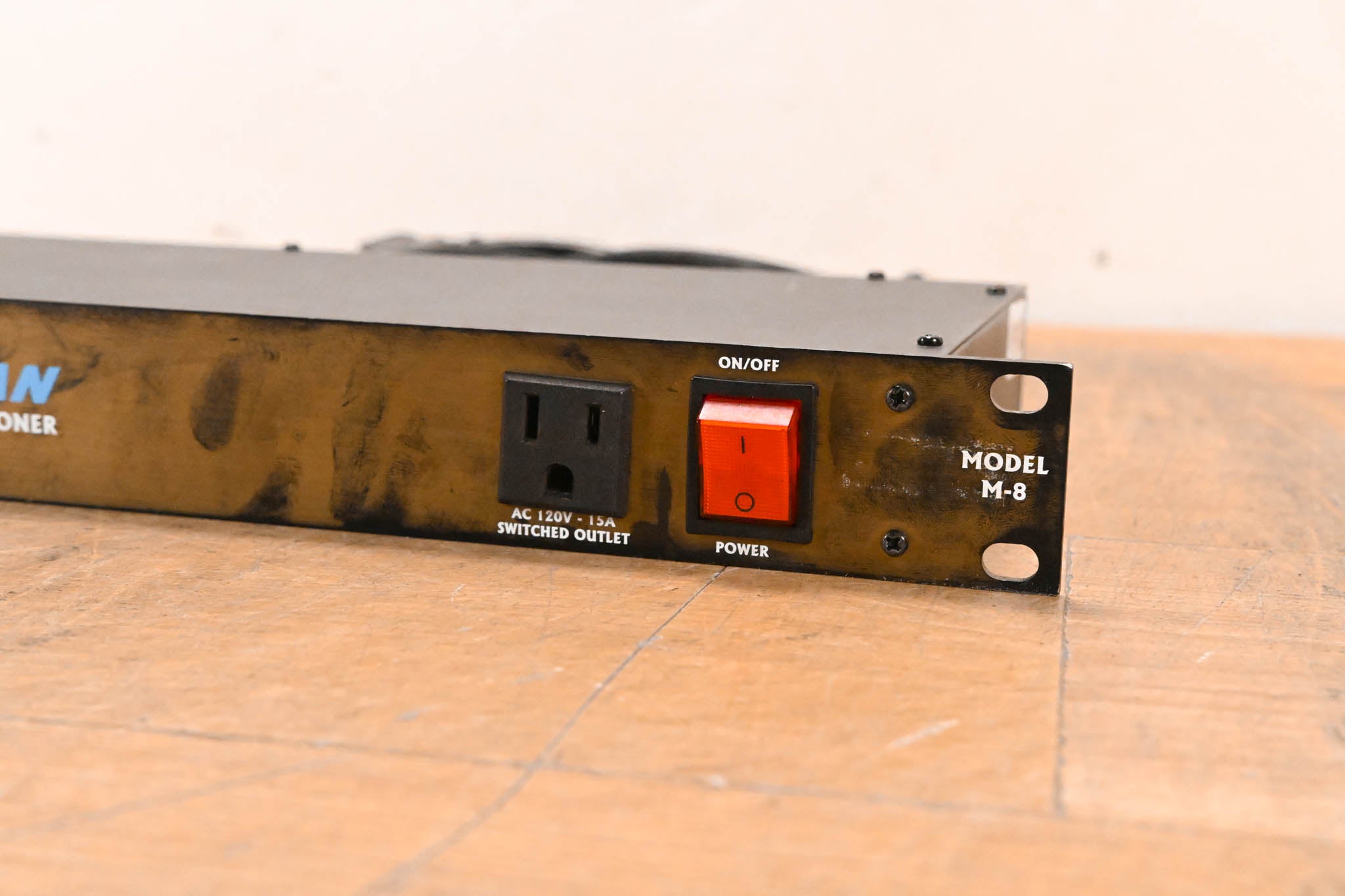 Furman M-8 8-Outlet Power Conditioner