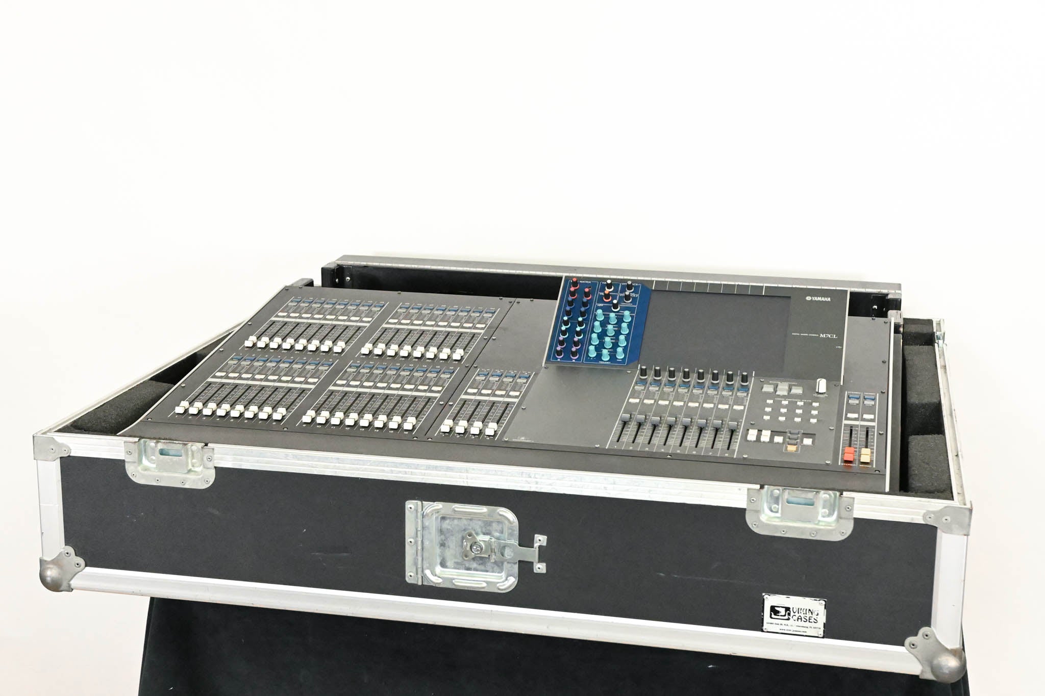 Yamaha M7CL-32 32-Channel Digital Audio Mixer with Road Case