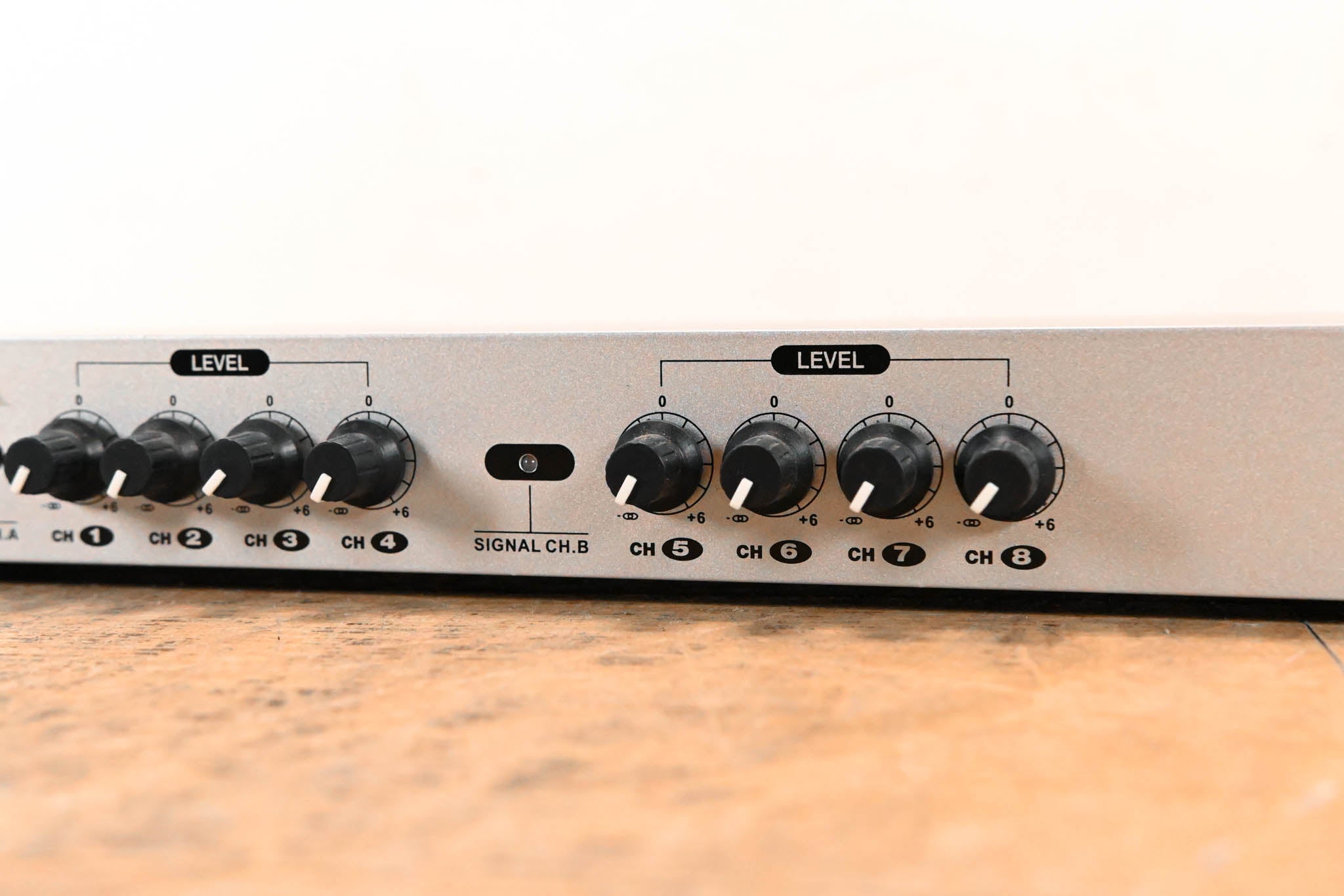 Nady SD-2418 Stereo Signal Distribution