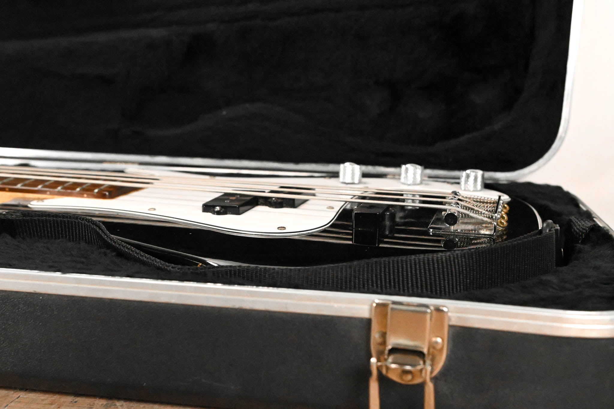 Peavey Forum 4-String Bass Guitar with Hard Case