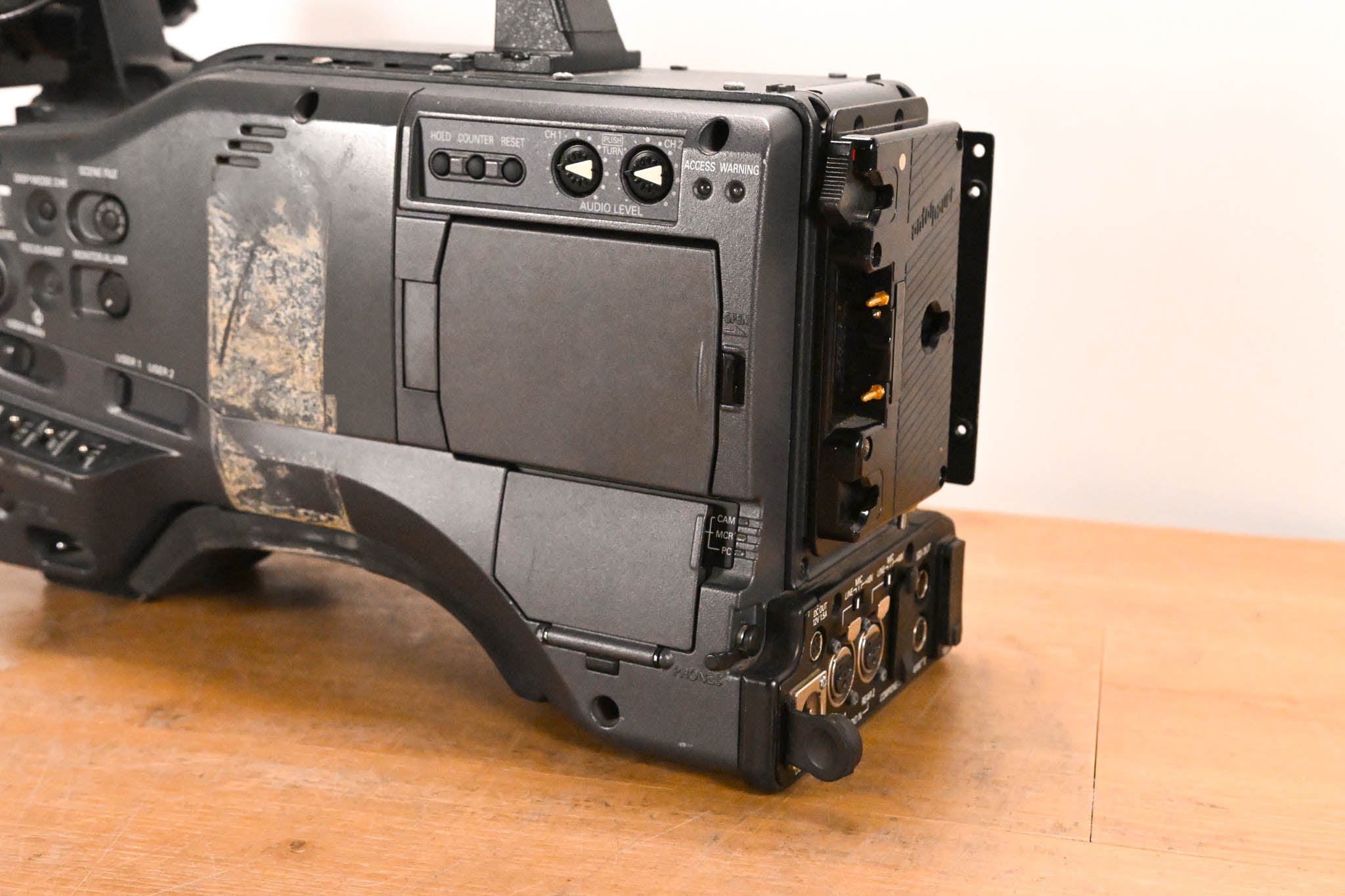 Panasonic AG-HPX500P 2/3" Shoulder-Mounted P2HD Camcorder