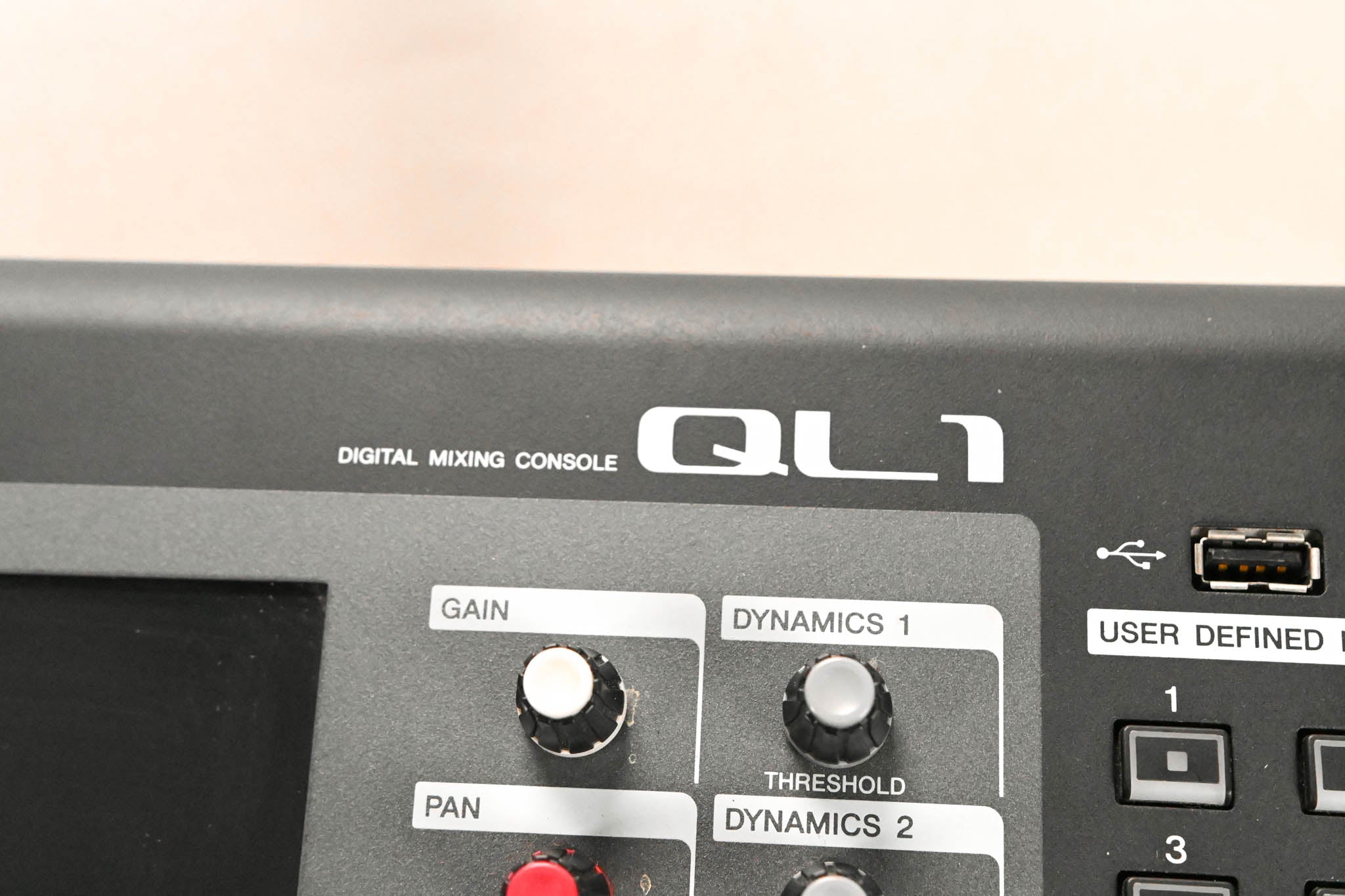 Yamaha QL1 16-Input / 8-Output Digital Mixing Console