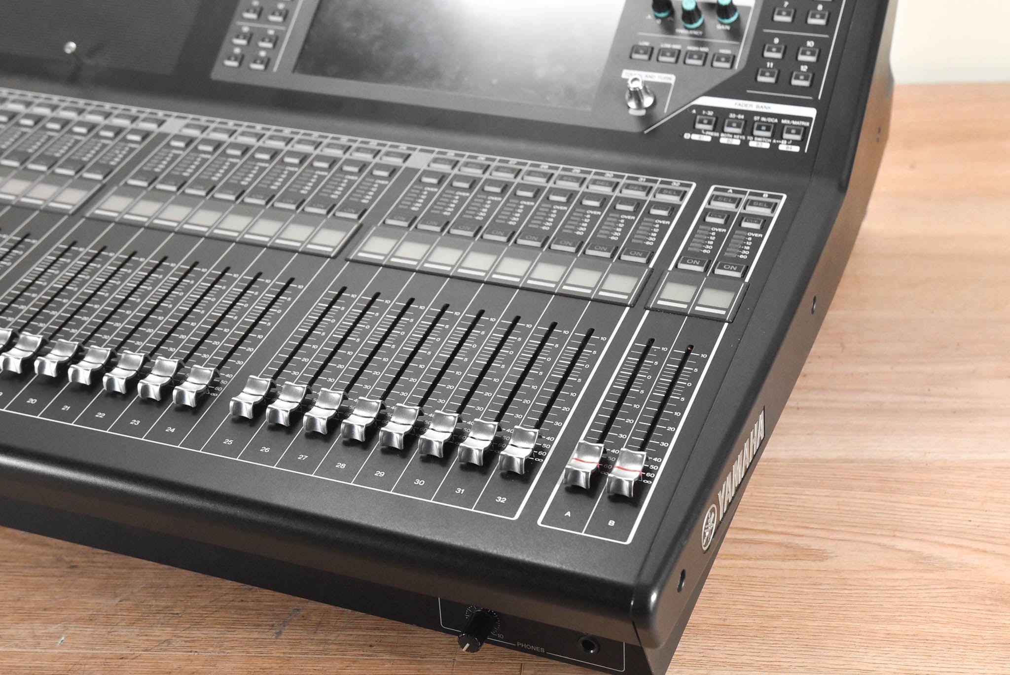 Yamaha QL5 64-Channel Digital Audio Mixing Console