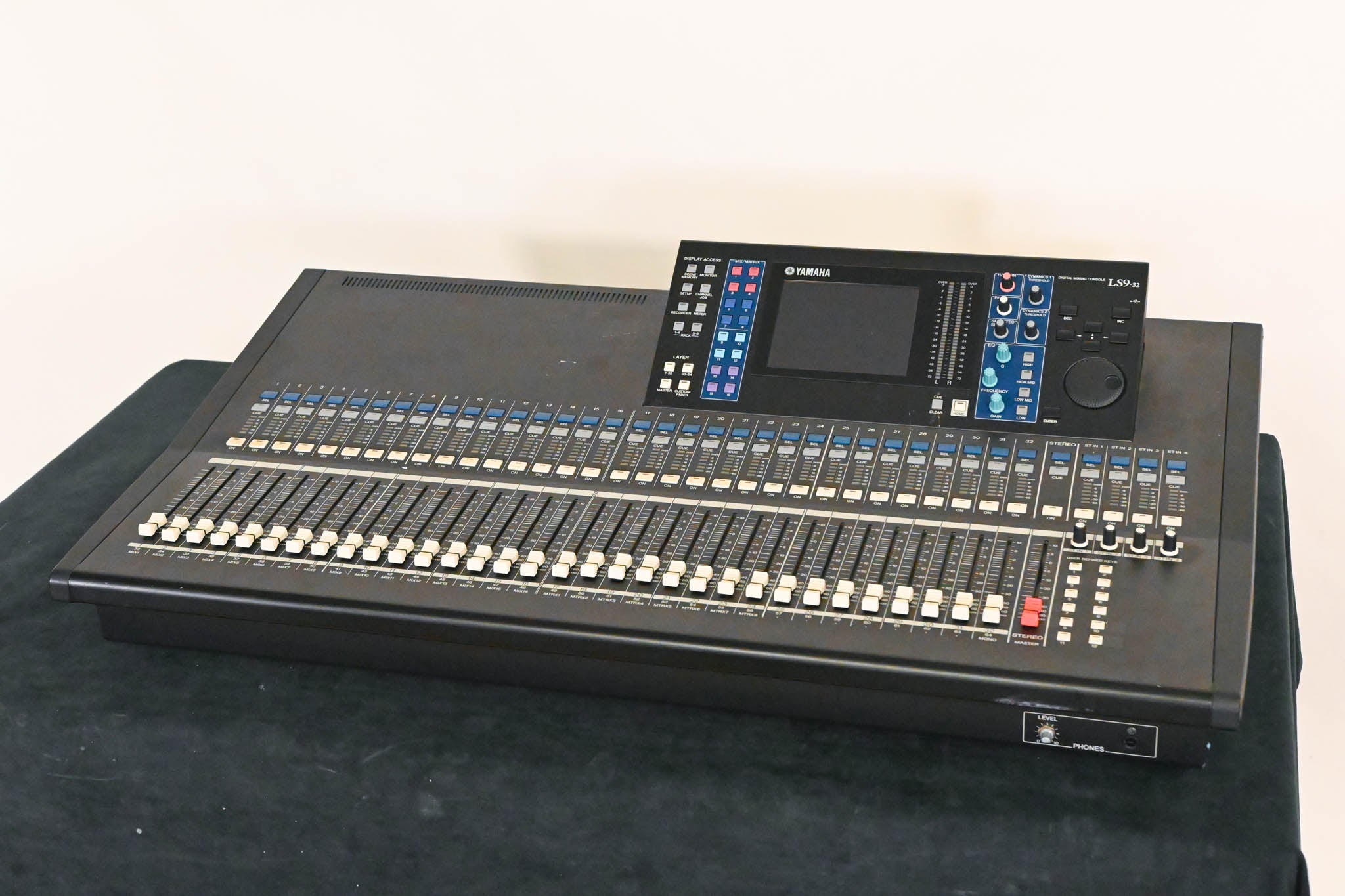 Yamaha LS9-32 32-Input Digital Mixing Console