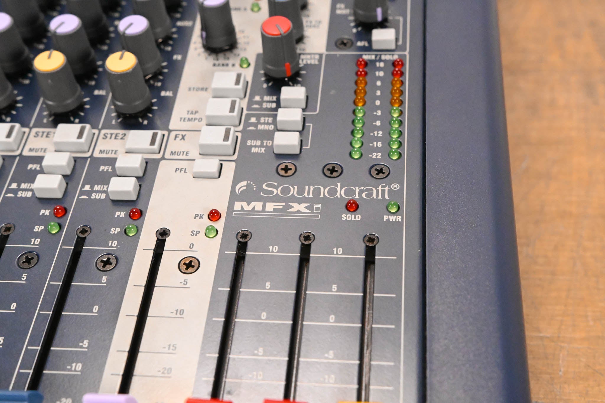 Soundcraft MFXi 8-Channel Analog Mixer with Effects