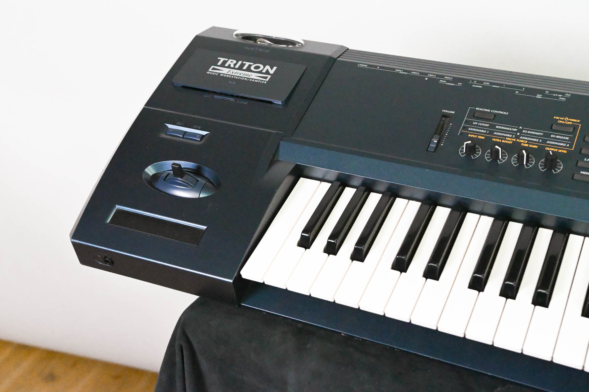 Korg Triton Extreme 76 76-Key 120-Voice Polyphonic Workstation