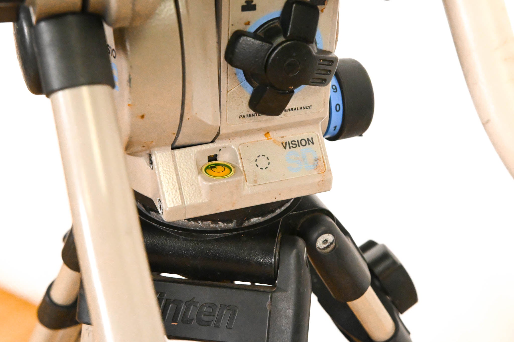 Vinten Vision 12 SD Fluid Head with Aluminum Tripod