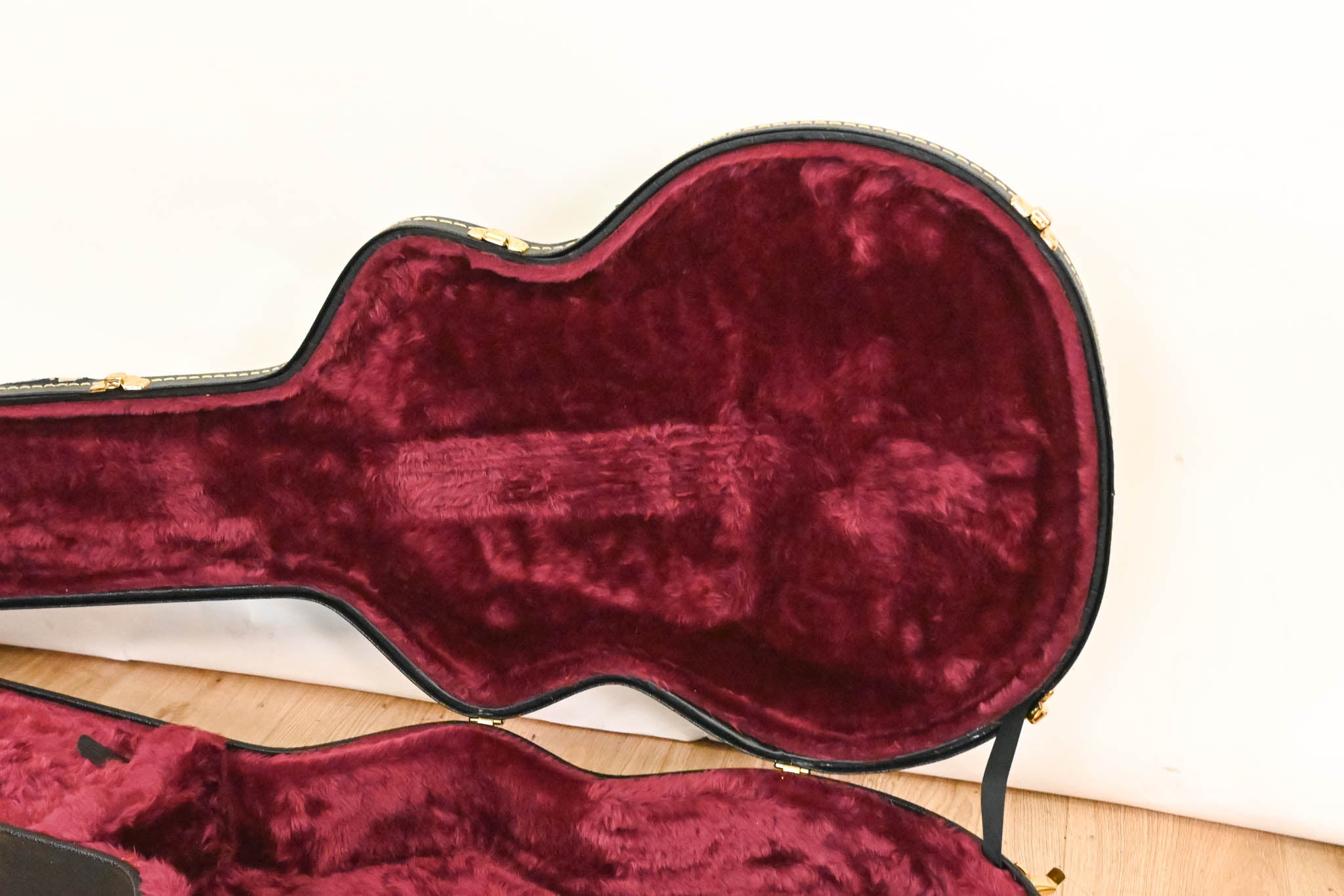Gretsch G6241 16-inch Deluxe Hollowbody Electric Hardshell Case
