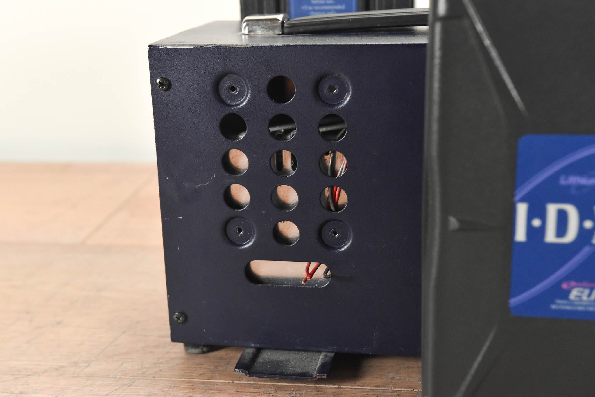 IDX System Technology VL-4S 4-Channel Charger with 3 Batteries CG00149
