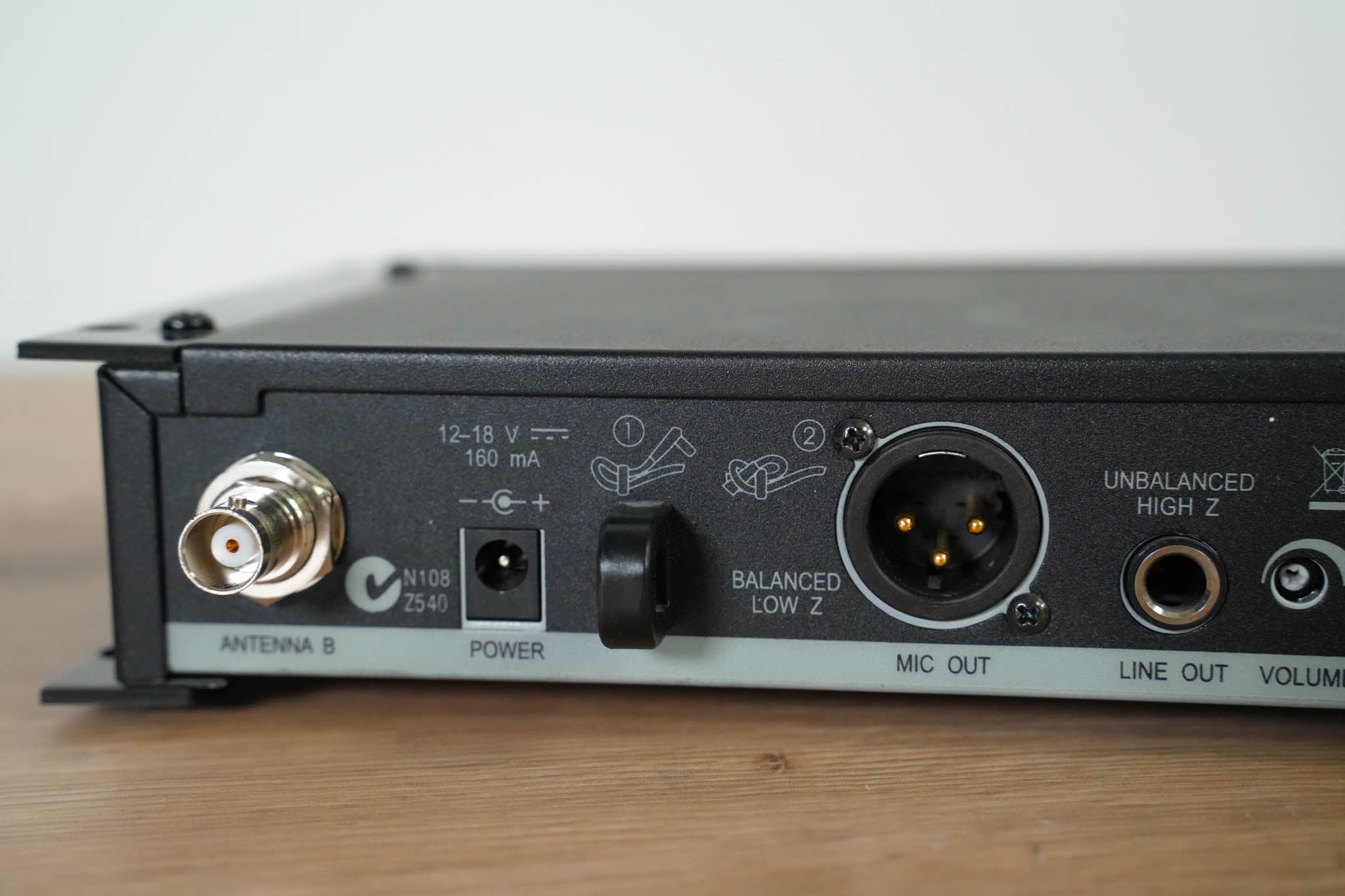 Shure SLX4 Wireless Receiver - J3 Band: 572-596 MHz (NO POWER SUPPLY)