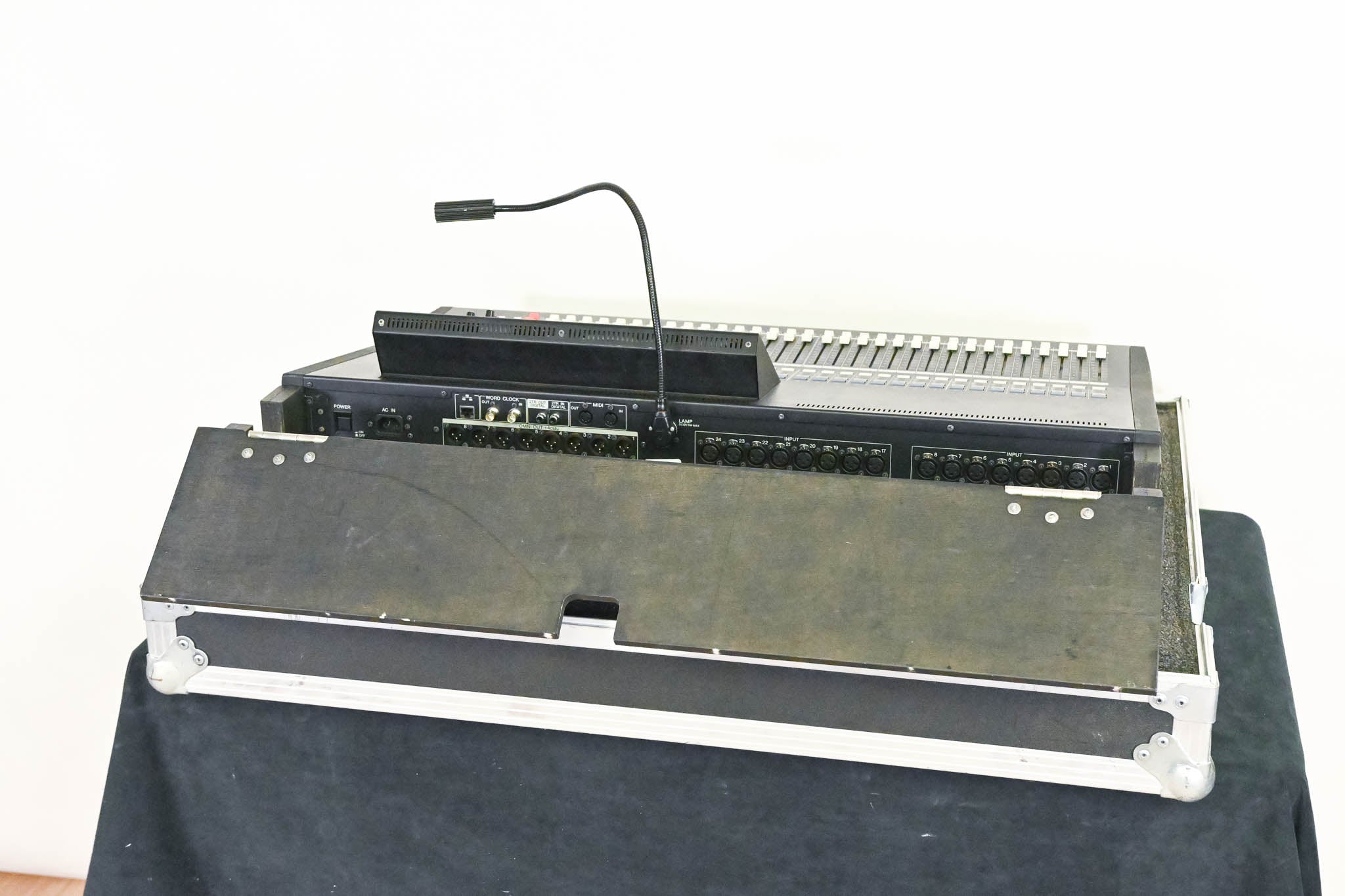 Yamaha LS9-32 32-Input Digital Mixing Console with Road Case