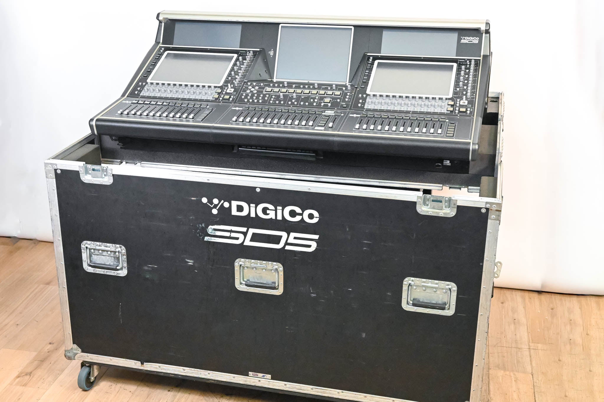 DiGiCo SD5 Digital Mixing Console w/ Waves Card, ST Optical & Road