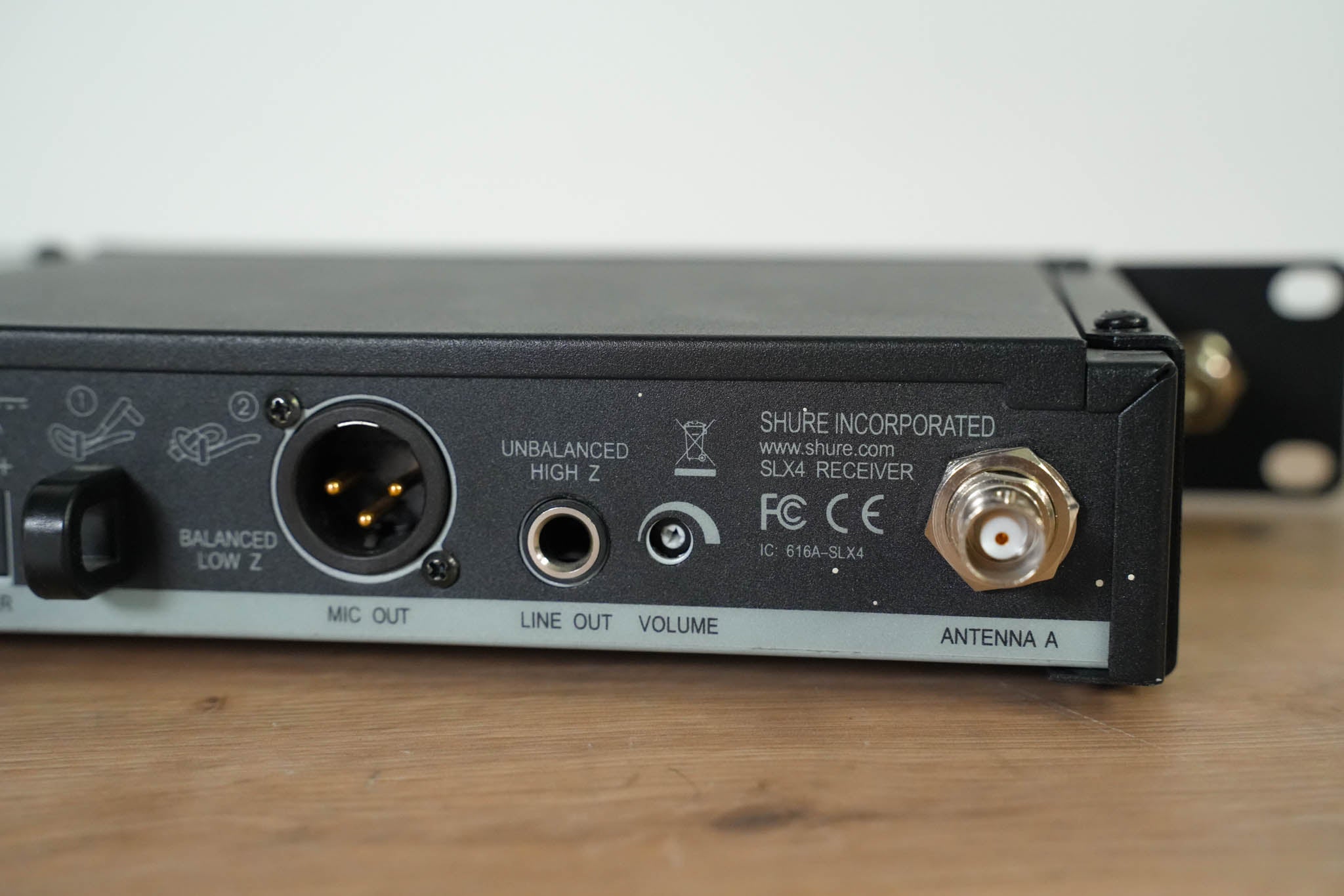 Shure SLX4 Wireless Receiver - J3 Band: 572-596 MHz (NO POWER SUPPLY)