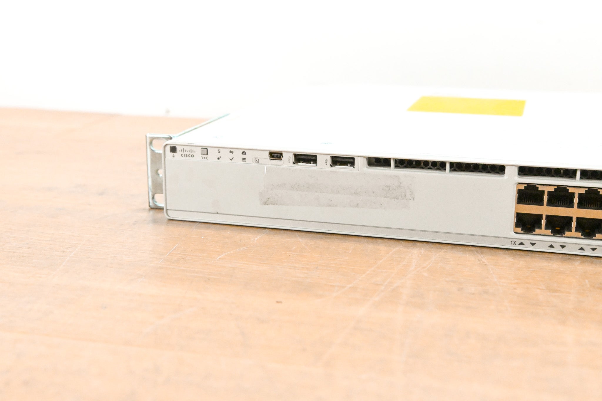Cisco Catalyst C9200L-24T-4G-E V01 24-Port PoE+ Switch with 4x1G Uplinks