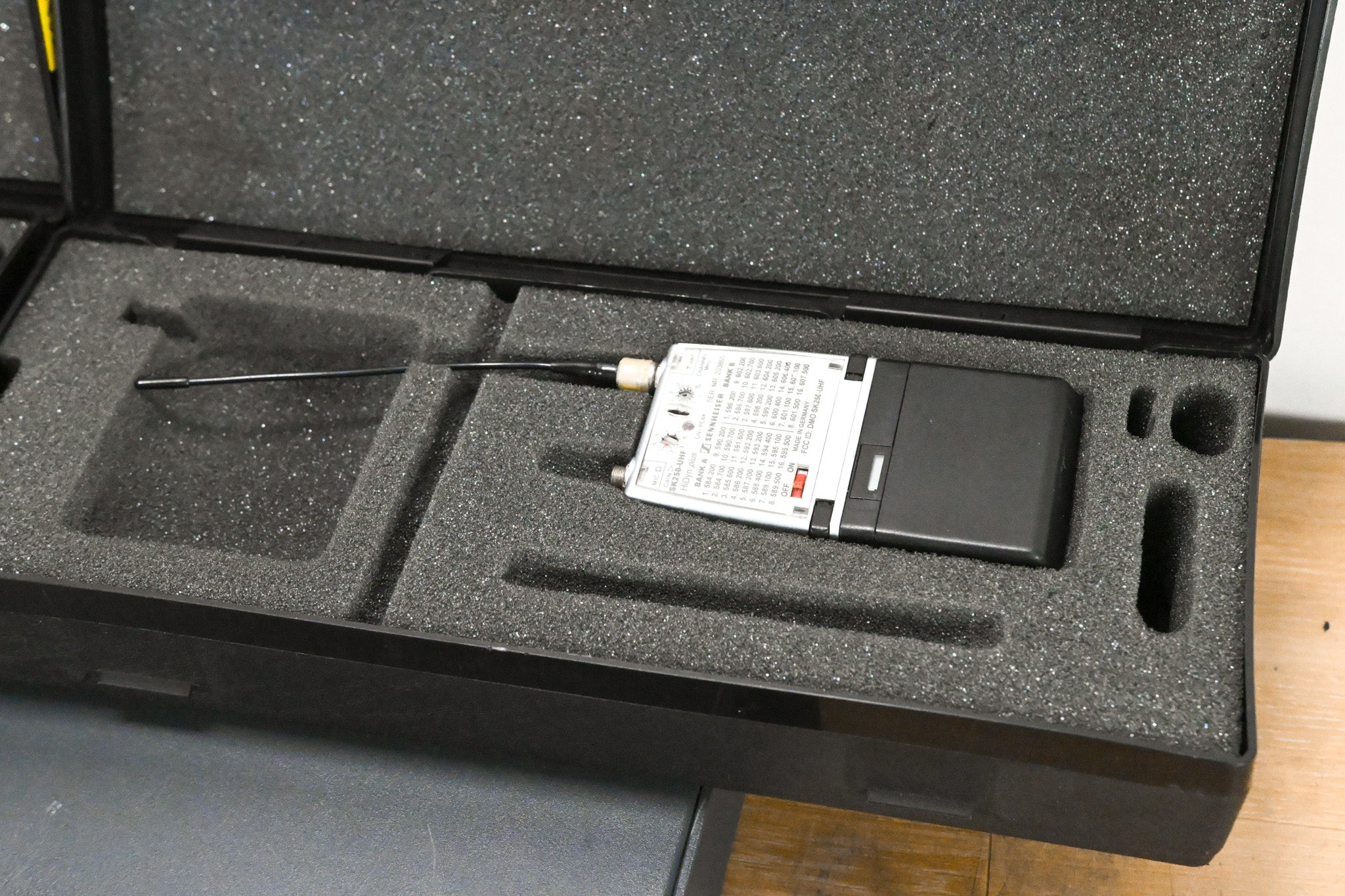 Sennheiser EM 3032-U Mikroport Receiver w/ SK250 Bodypacks 584-608 MHz