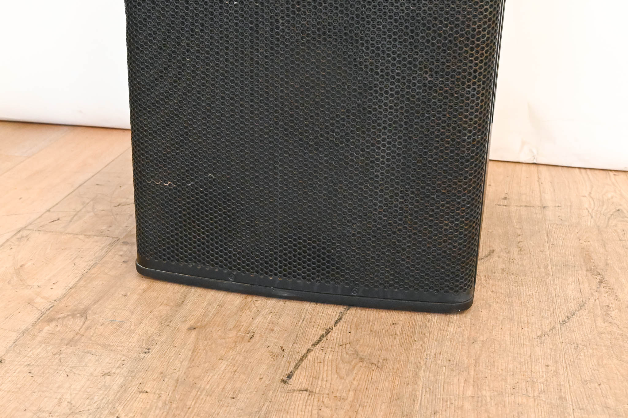 Electro-Voice (EV) ELX118P 700W 18" Powered Subwoofer