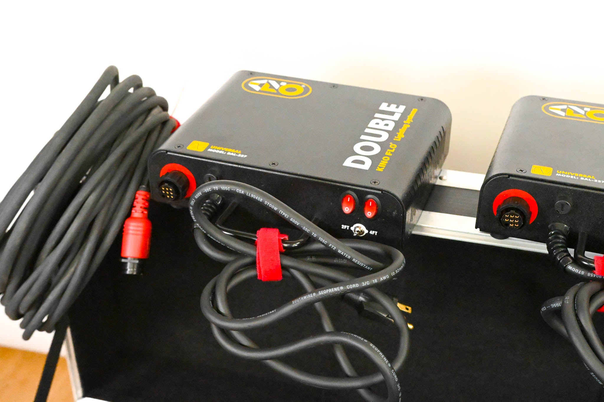 Kino Flo KIT-3NT-120U 2' 4Bank 3-Light Interview Kit w/ 12 Lamps & Case
